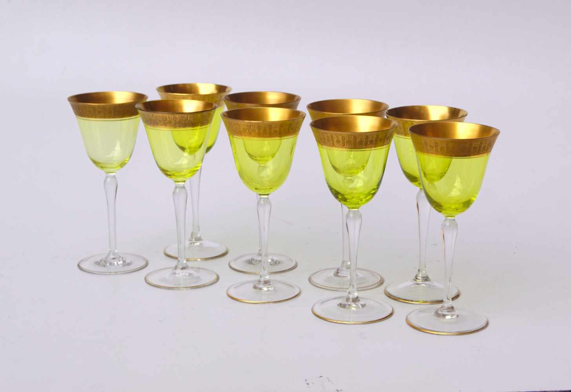 Theresienthal, Kristallglasmanufaktur: Folge von 9 feinen Weingläsern mit Relief-GoldrandFarbloses