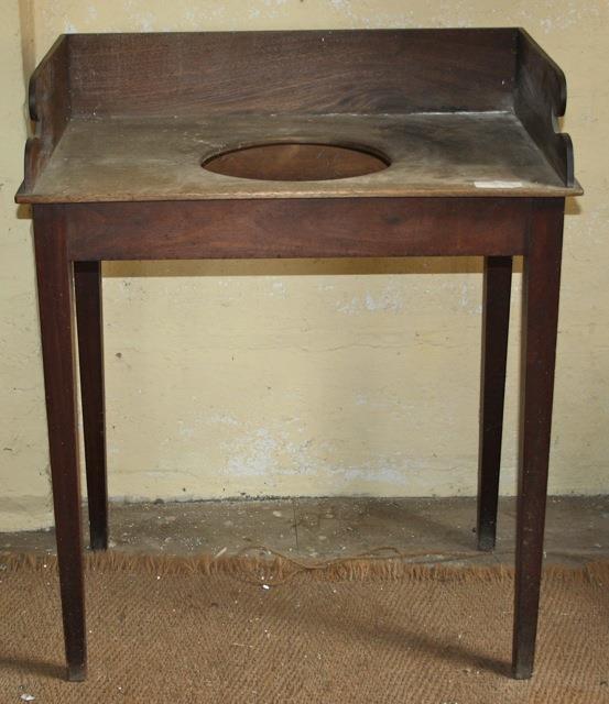 Early 19thC mahogany washstand on tapered legs