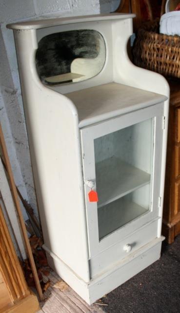 Painted cabinet with mirrored upstand