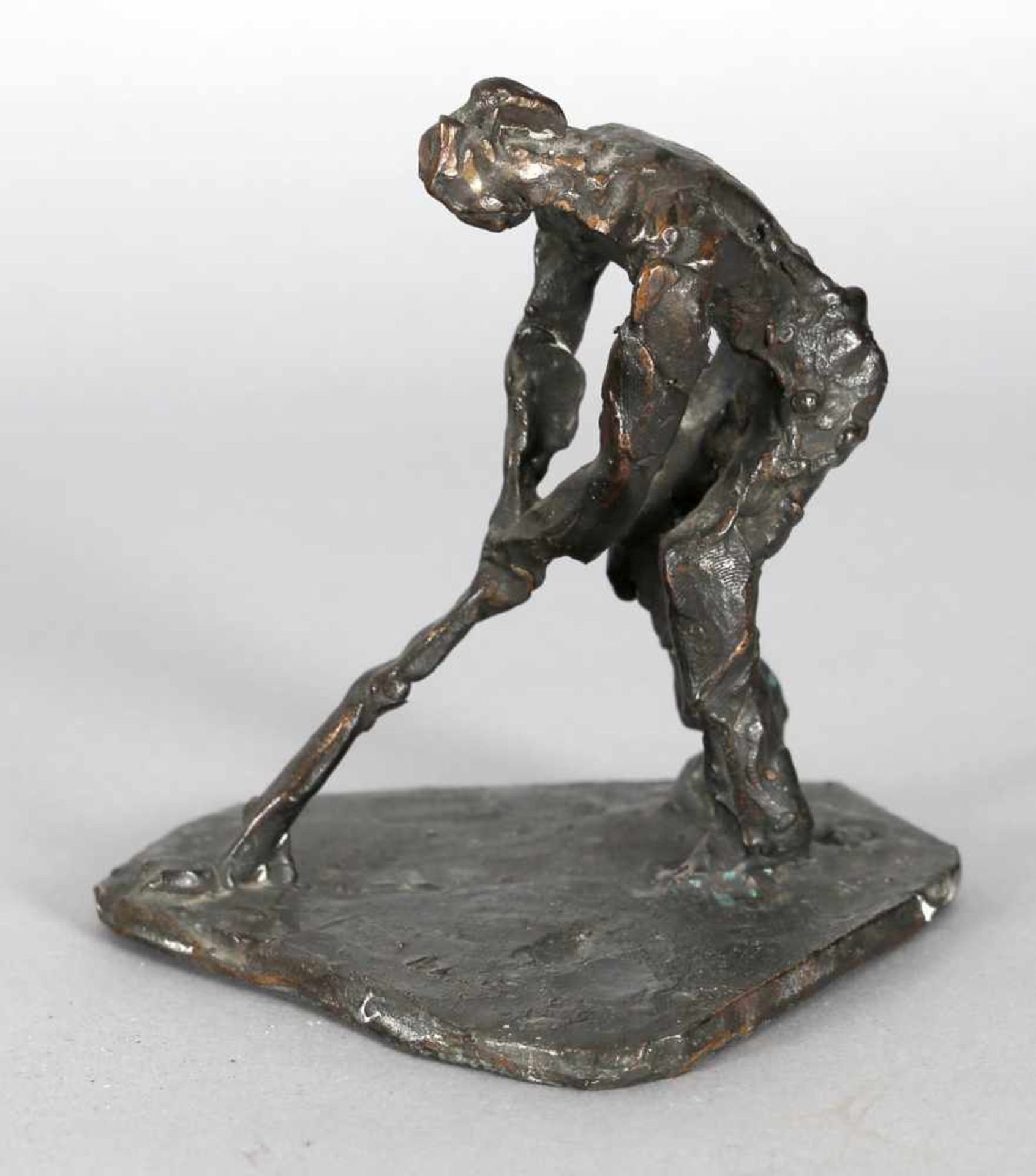 Hans Schröder (Saarbrücken 1930-2010 Saarbrücken)Golferin, Bronze, 1984, 12 x 11 cm, H: 12,5 cm, auf