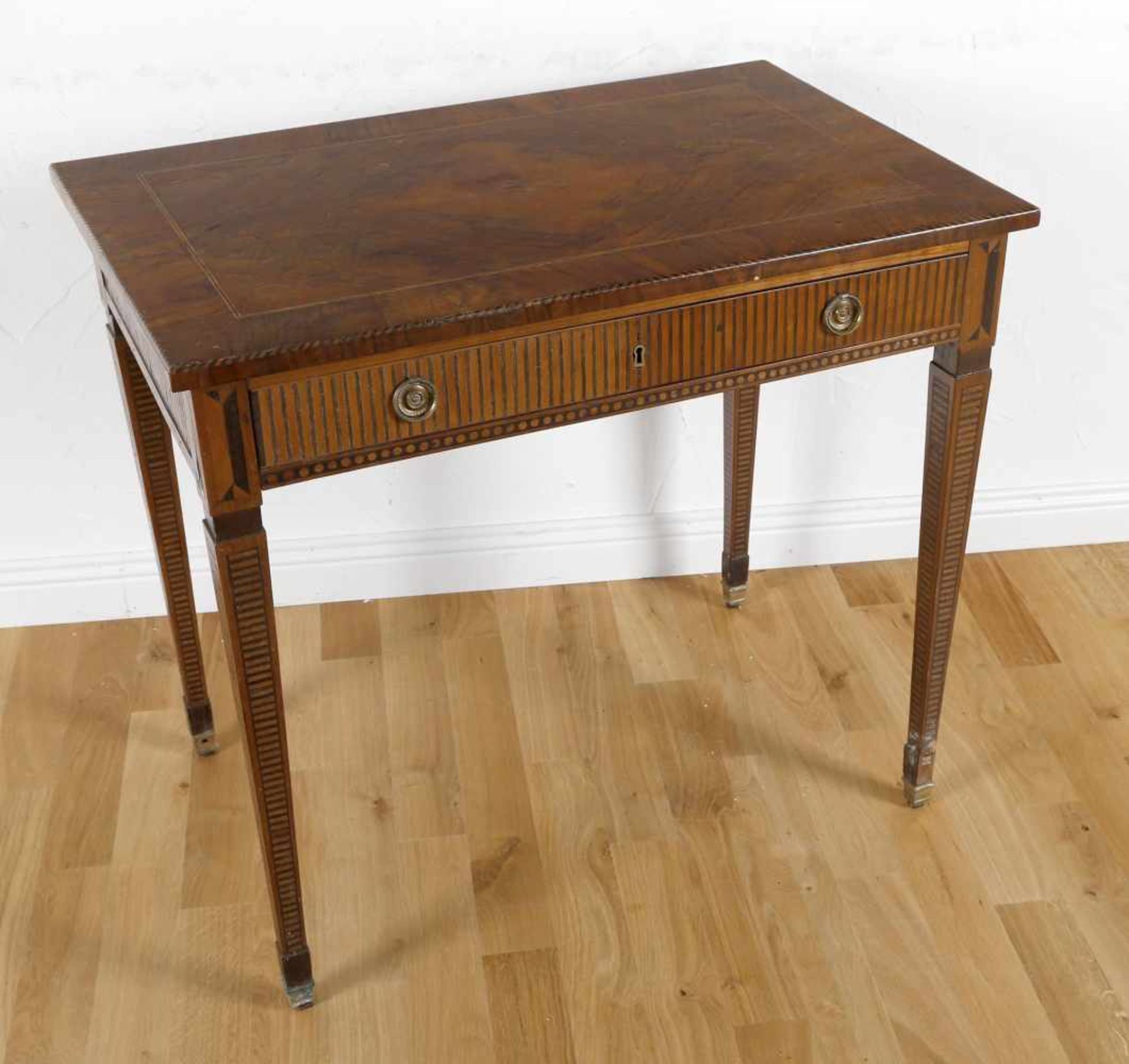 Kleiner klassizistischer Tisch, südwestdeutsch, um 1780rechteckig, auf 4 Beinen mit Bronzeschuhen,