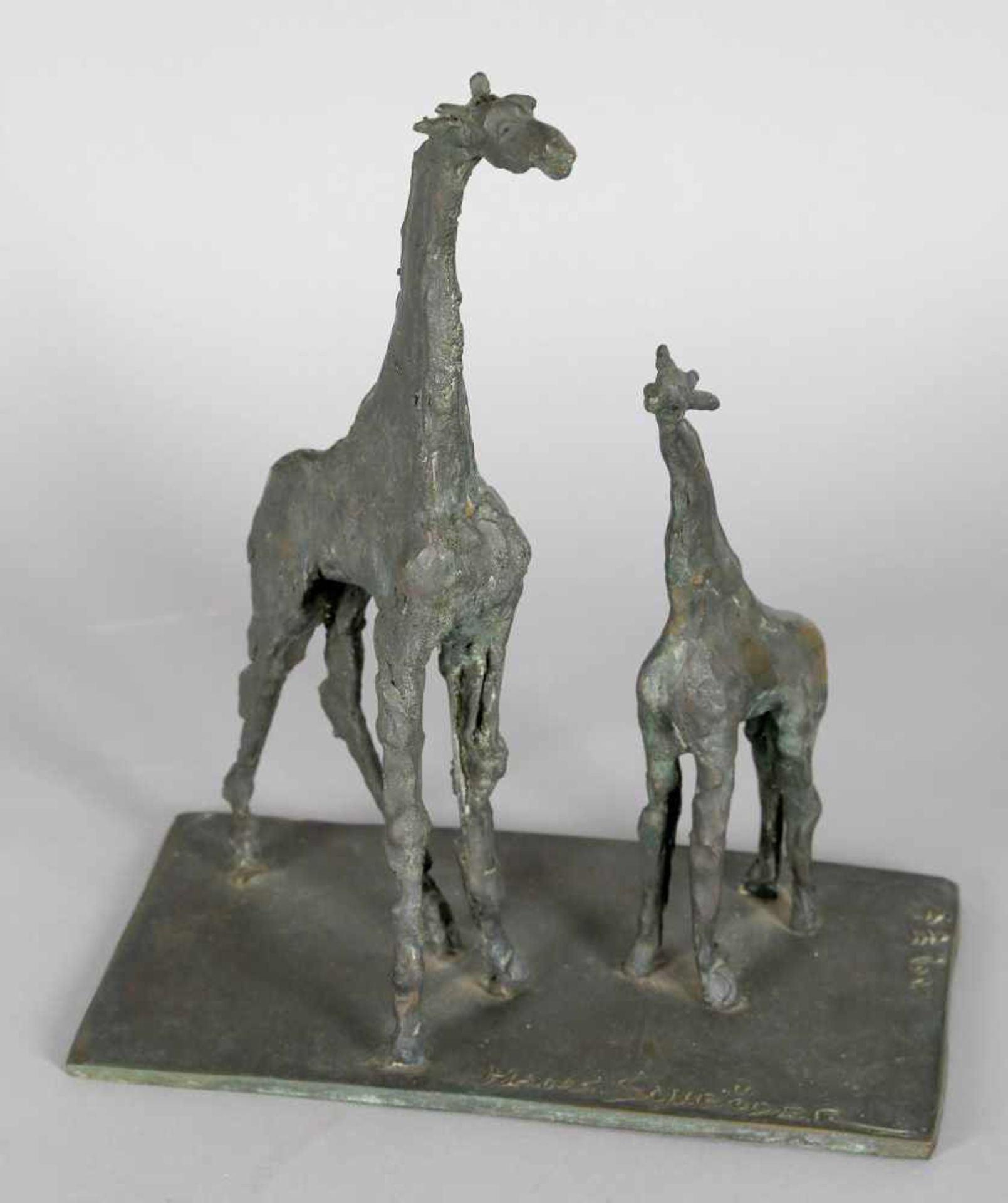 Hans Schröder (Saarbrücken 1930-2010 Saarbrücken)Giraffe mit Kalb, 1974, Bronze, 26,5 x 16 cm, H: