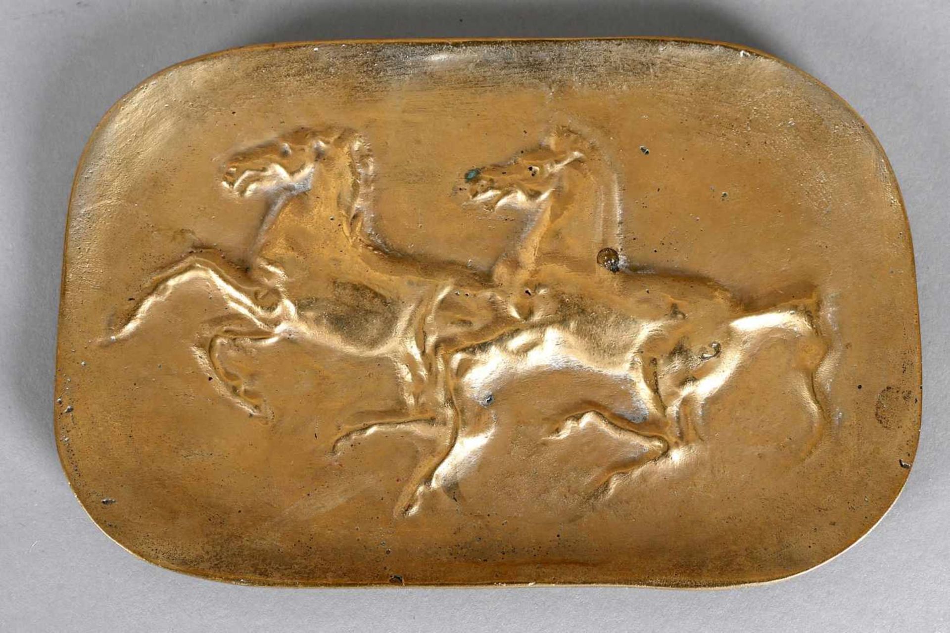 Hans Schröder (Saarbrücken 1930-2010 Saarbrücken)Spielende Pferde, Bronzeschale, 19,5 x 12,8 cm >>