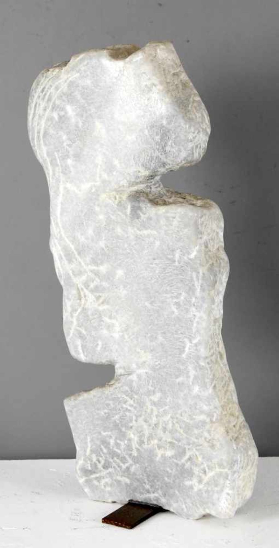 Otto Zewe (Schiffweiler 1921-2003)Skulptur, grau-weißer Marmor, strukturierte Oberfläche, 22 x 7 cm,