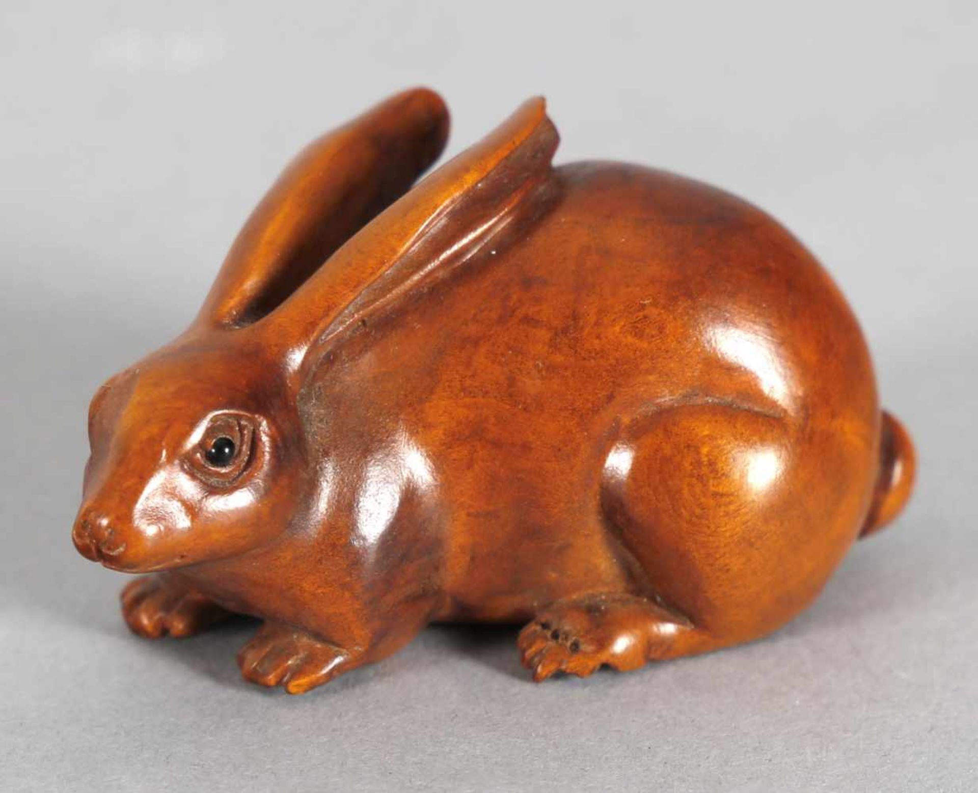 Netsuke Hase, wohl Buchsholz, wohl 1. H. 19. Jh., Japan, vermutlich Provinz Ise/Yamada- sitzend