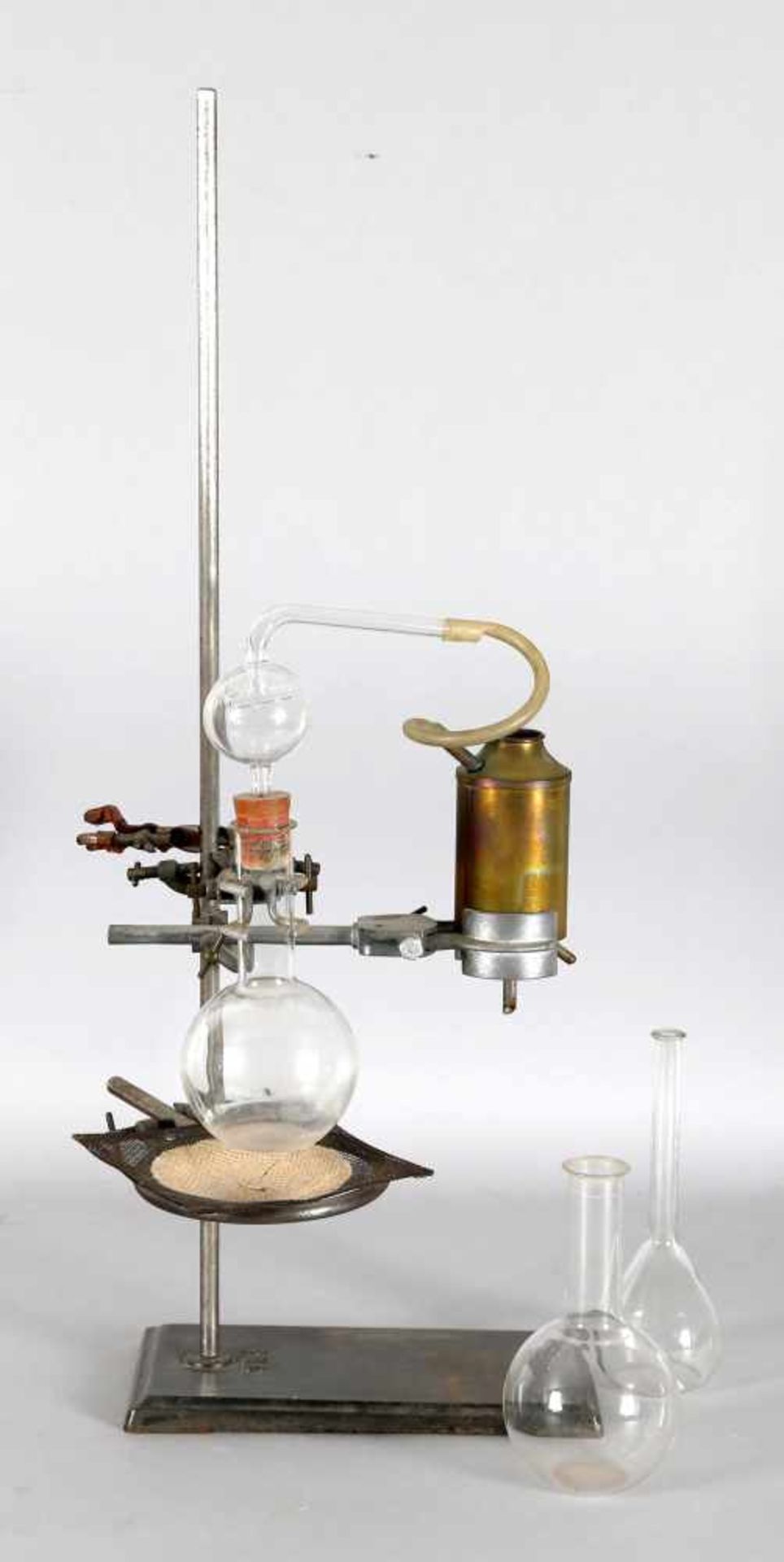 Destillationsgerät Prolabo, wohl 1. H. 20. Jh.gusseiserner Ständer mit verschiedenen