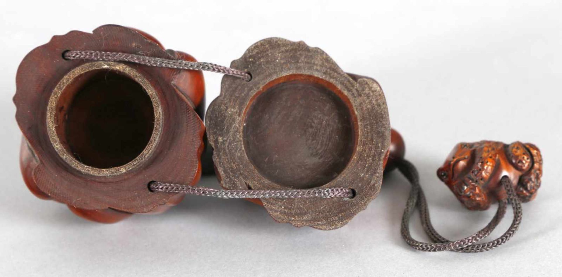 Sagemono in Form zweier Frösche, 2-teilig, wohl Hinoki- oder Buchsholz, Japan, wohl 1. H. 19. Jh. - Bild 3 aus 5