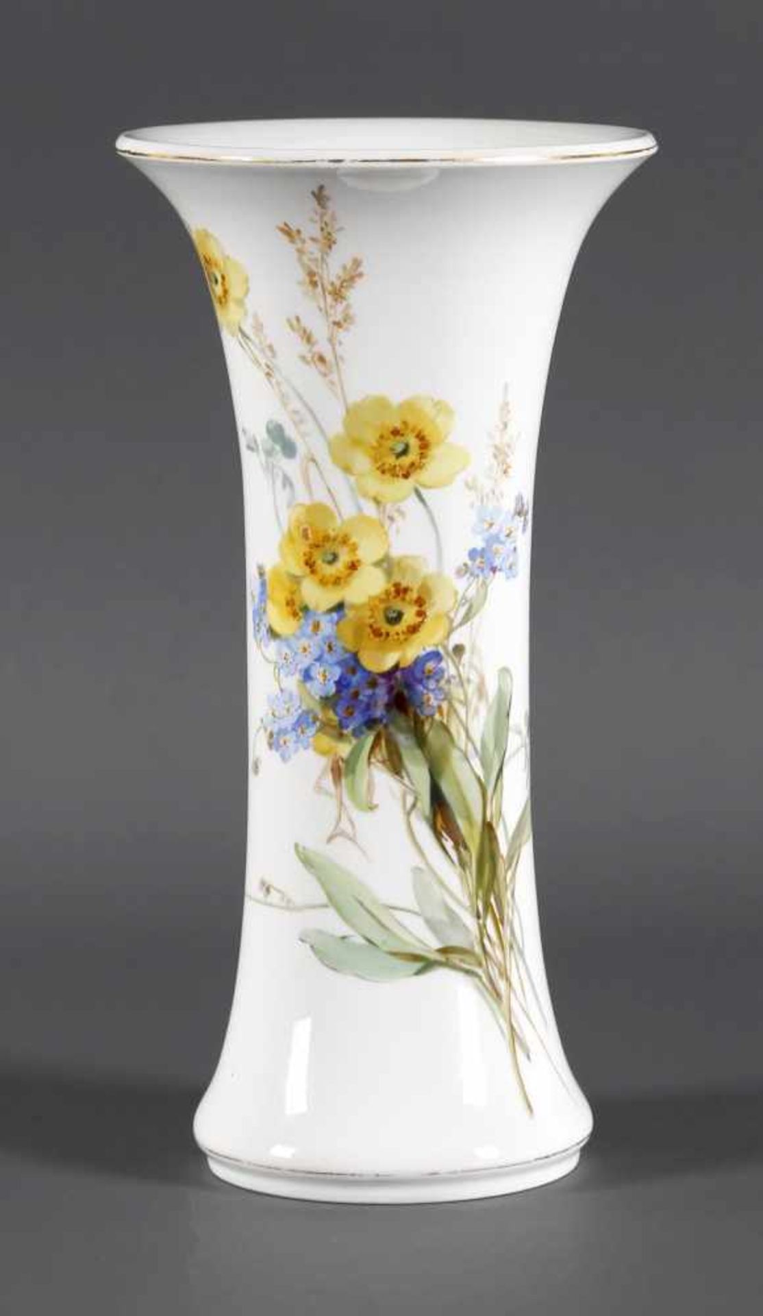 Vase, Meissen, Porzellan, 1. H. 20. Jh.Dekor Wiesenblumen, spindelförmig mit Goldrand (berieben),