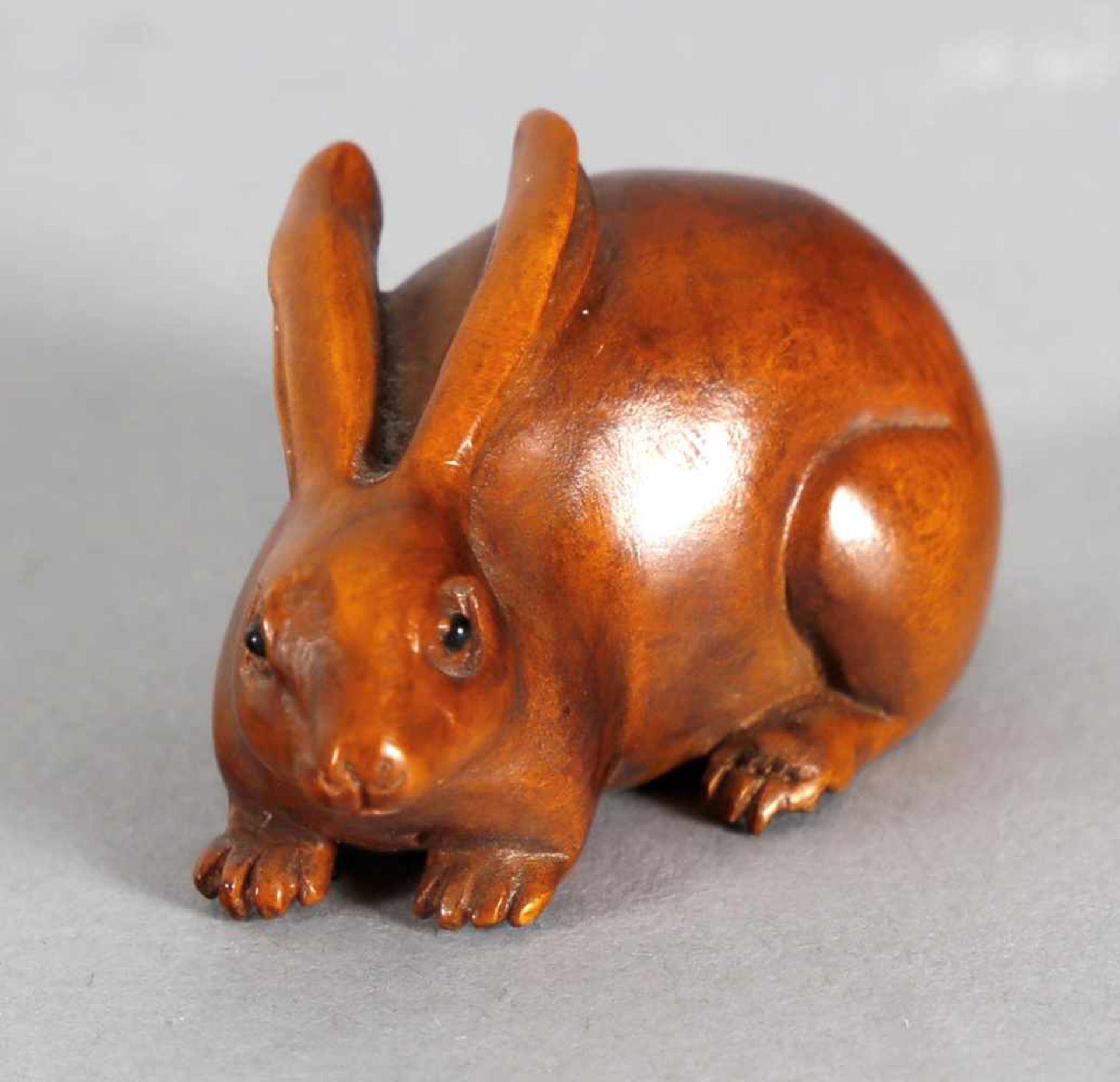 Netsuke Hase, wohl Buchsholz, wohl 1. H. 19. Jh., Japan, vermutlich Provinz Ise/Yamada- sitzend - Bild 2 aus 3