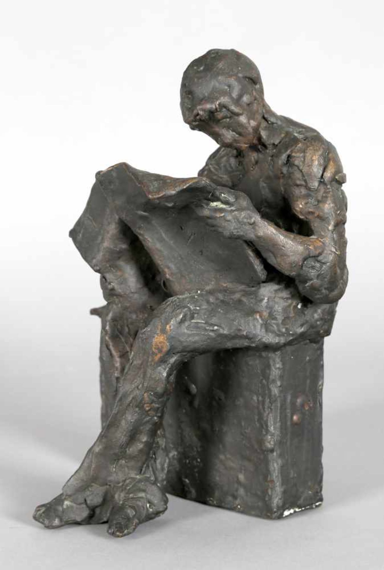 Hans Schröder (Saarbrücken 1930-2010 Saarbrücken)Zeitungsleser, 1988, Bronze, H: 24,5 cm, auf Podest