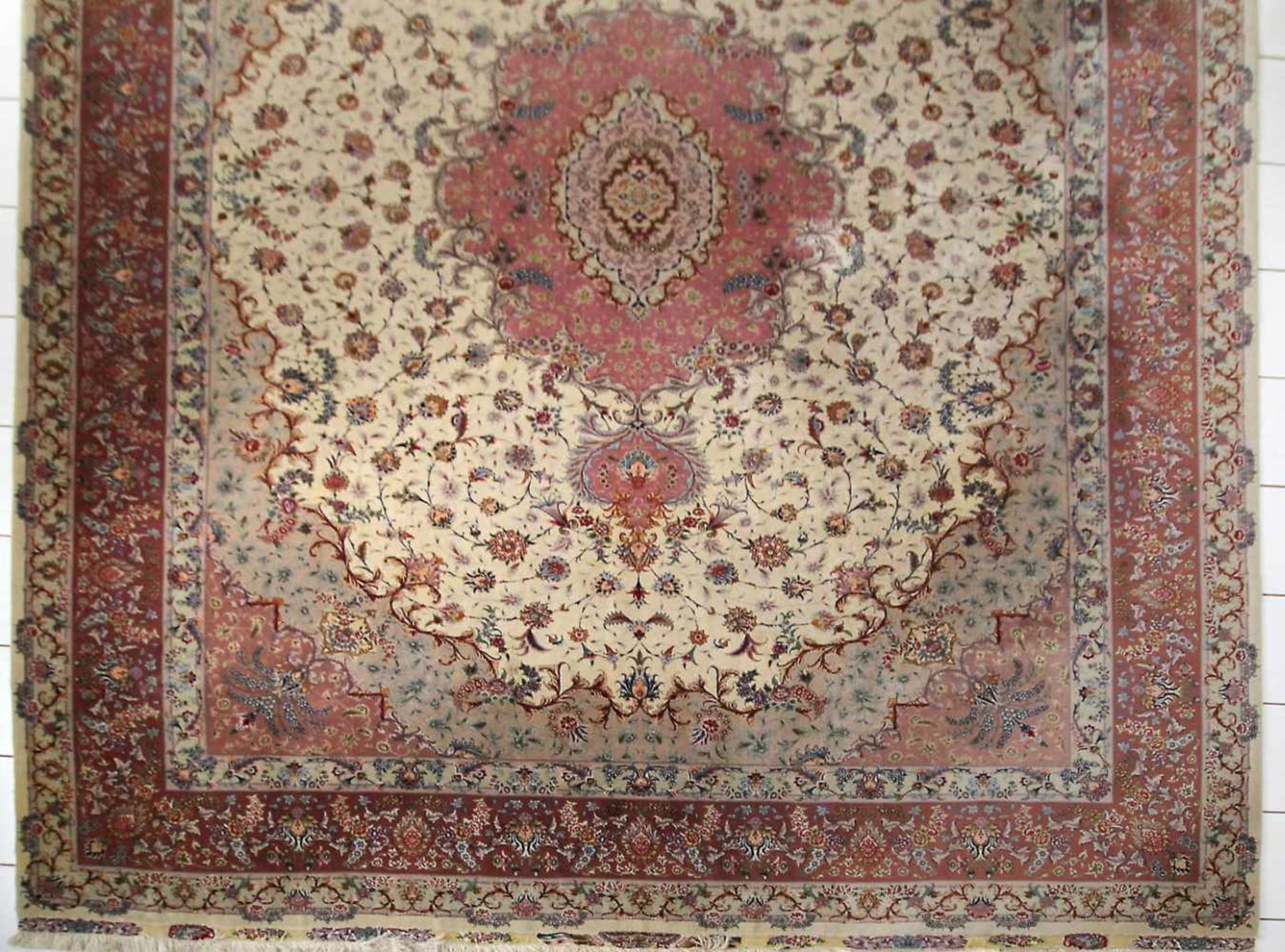 Schöner Täbristeppich, Persien, 2. Hälfte 20. Jh.Wolle mit Seide in sehr feiner Knüpfung, ovales