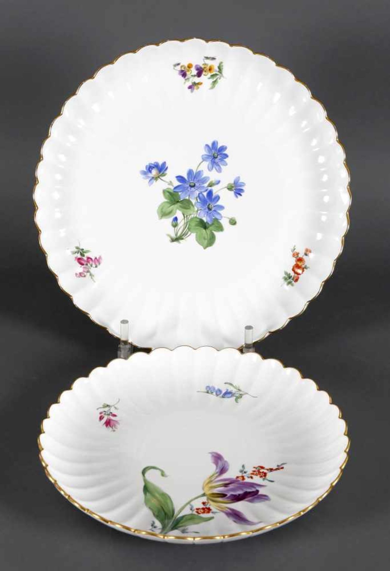 Zwei Schalen, Meissen, Porzellan, 1924 bis 1934runde, gefächerte Schalen mit Blumendekor und