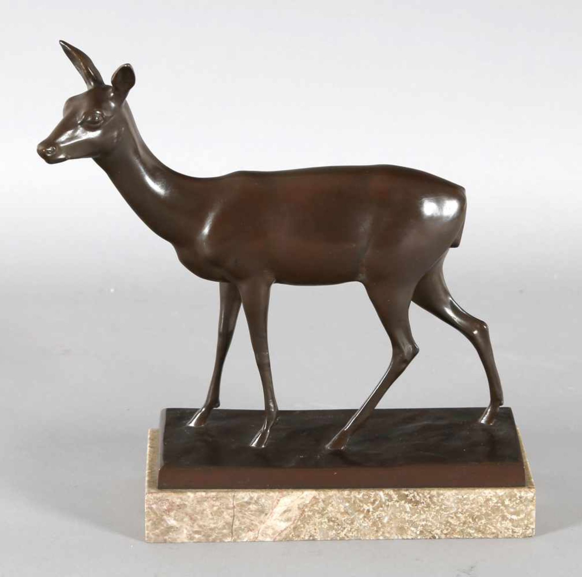 Willy Ernst Schade (Berlin 1892-1958)Bronzefigur eines Rehs, mit schöner brauner Patina, auf der