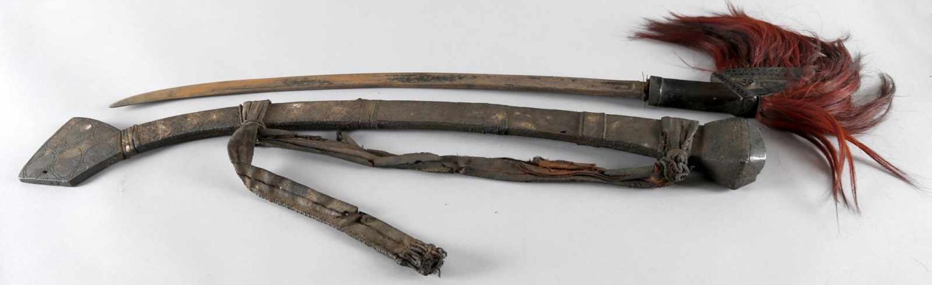 Dayak-Schwert in Original-Scheide, 19. Jh., Borneoeinschneidige, leicht geschwungene, beidseitig
