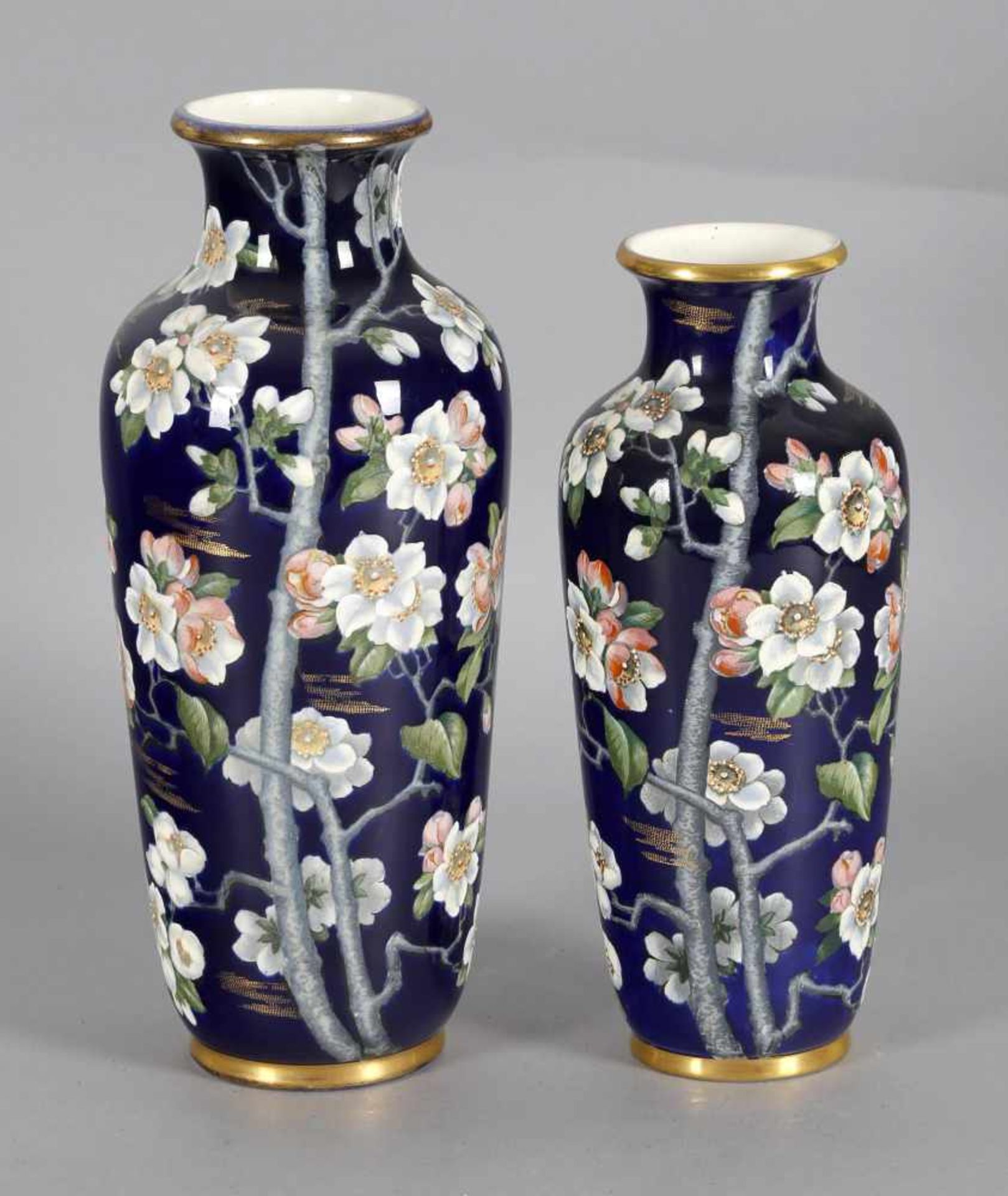 Zwei Vasen, Villeroy & Boch, Mettlach, um 1900Jugendstilvasen aus der Serie Taiping, königsblauer