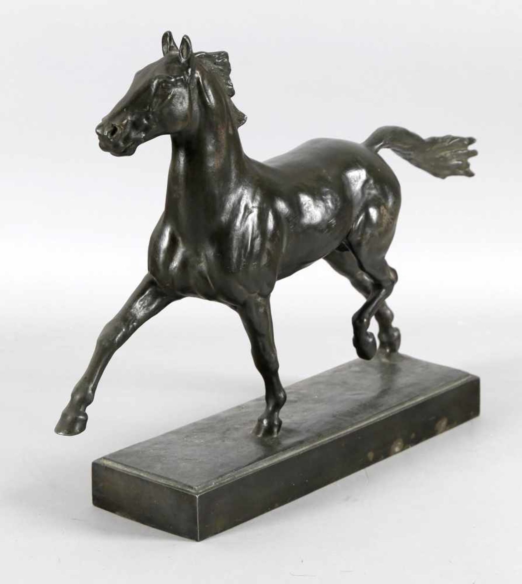 Albert Hinrich Hussmann (Cuxhaven 1874-1946)Bronzefigur ""Trabendes Pferd"", mit schöner grün- - Bild 2 aus 3