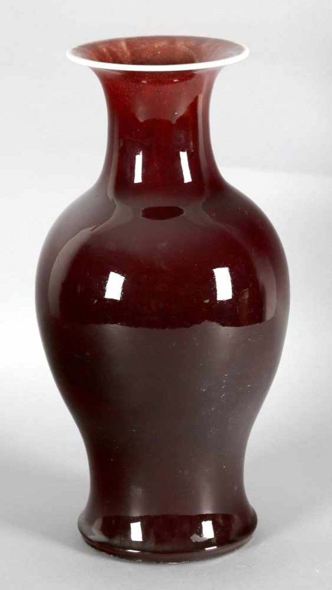 Chinesische Vase, Porzellan mit Sang de boeuf Glasur (ochsenblutrot), wohl 19./20. Jh.hohe