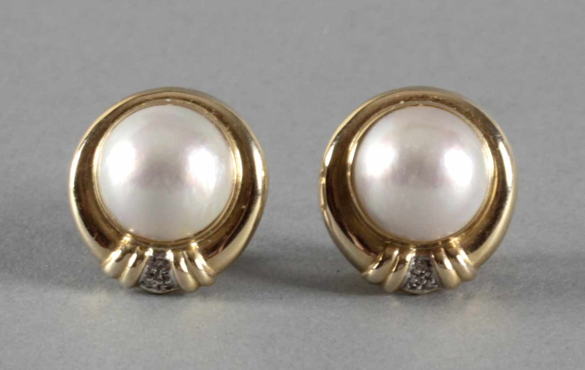 Ohrstecker mit Perlen und Diamanten, GG 585, 2. H. 20. Jh.die halbkugelförmigen Mabé-Perlen in