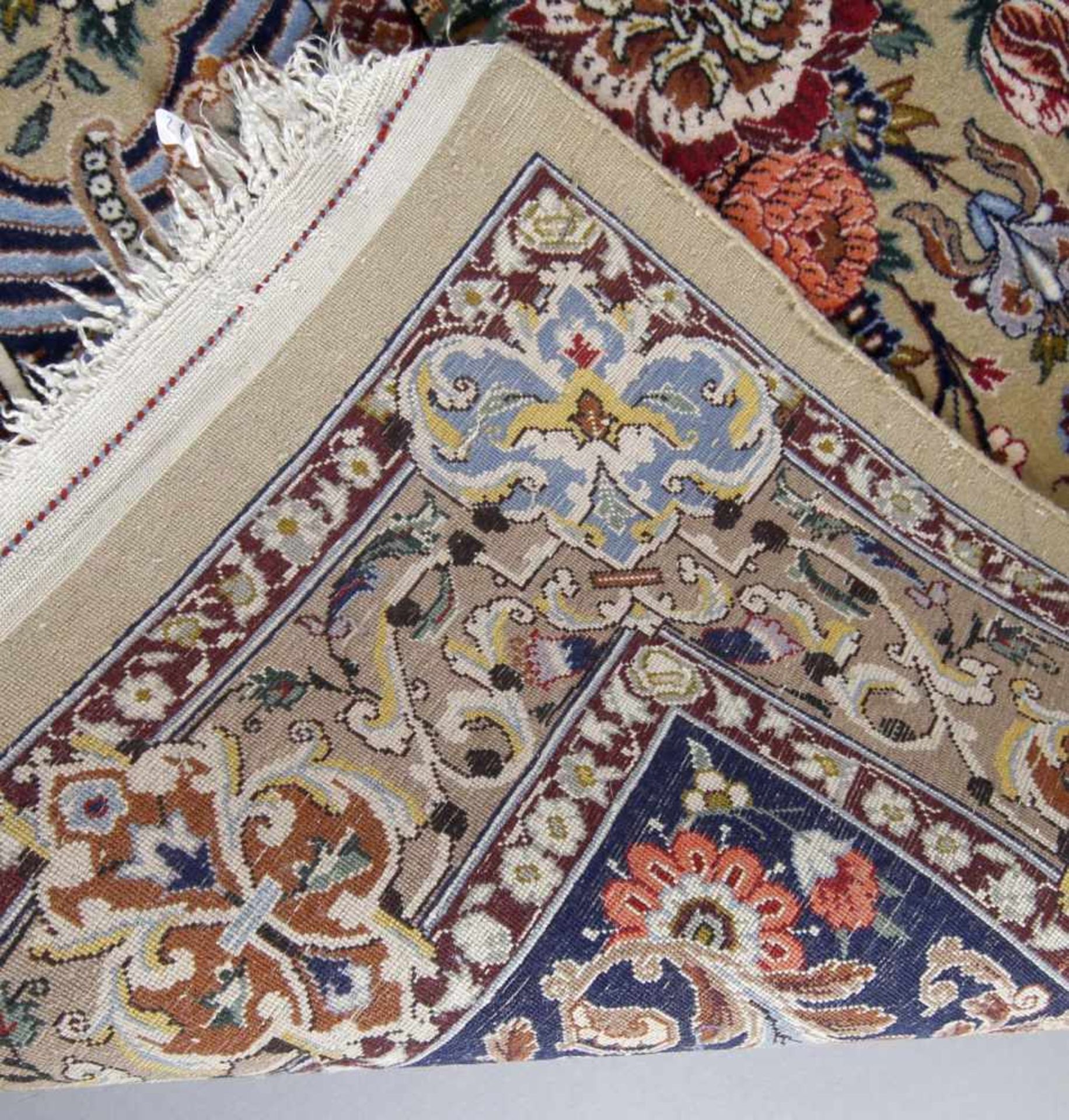 Isfahan mit prächtigem Vasenmotiv, Korkwolle, signiert, Persien, 1980er Jahreca. 80 x 105 cm, - Image 2 of 2