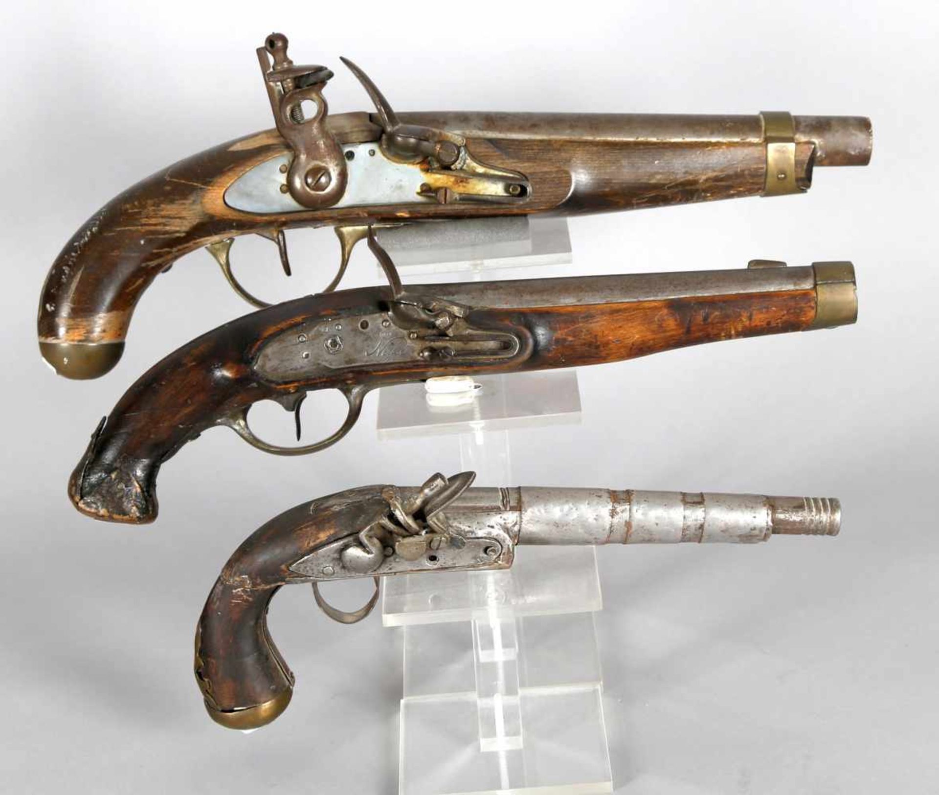 Konvolut aus drei Steinschloss-Pistolen, 19. Jh.1 Exemplar aus England, 2 größere und 1 kleinere