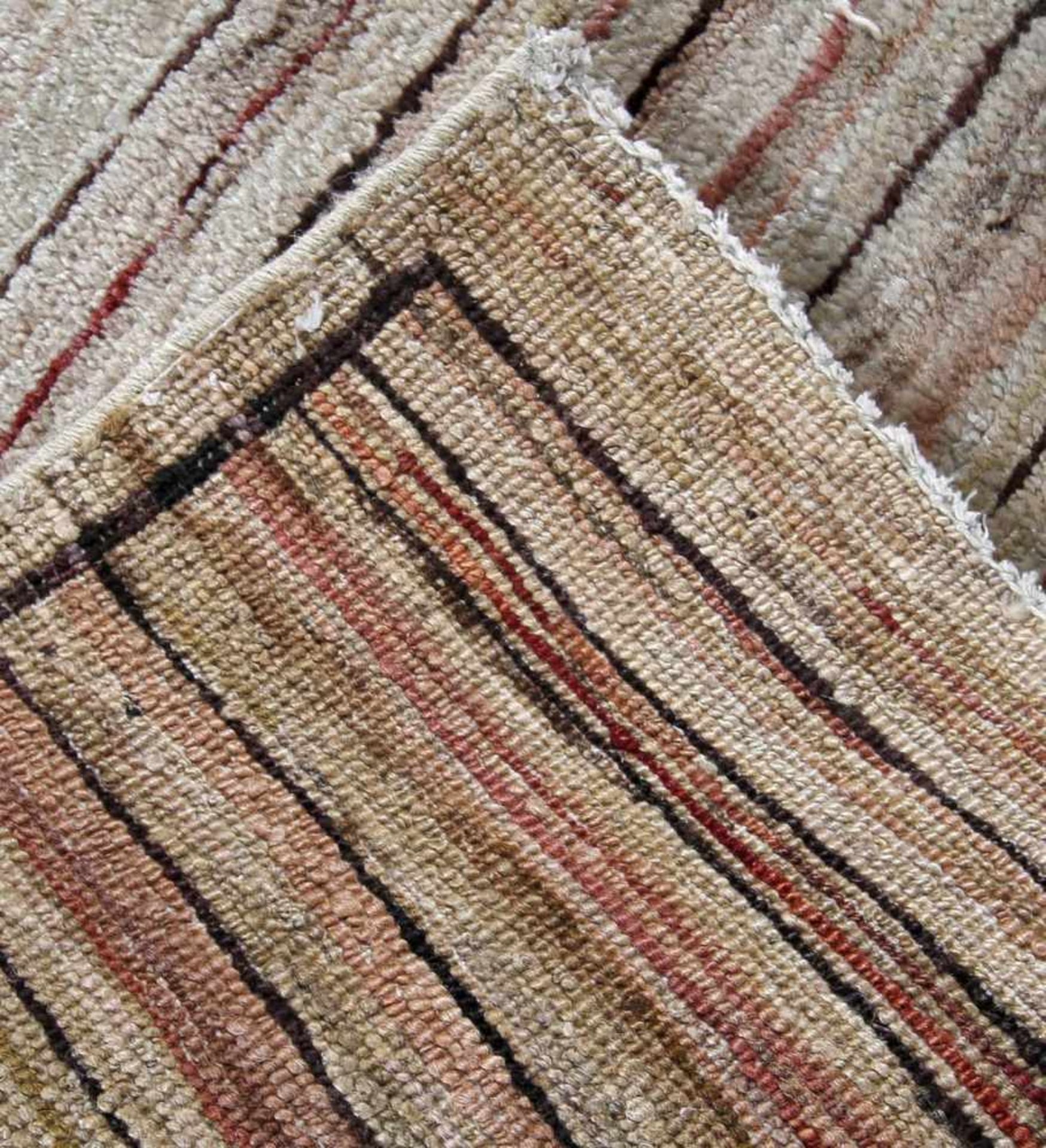 Sigler-Teppich mit Streifendekor auf beigem Grund, Pakistan, 2. Hälfte 20. Jh.reine Schurwolle, - Bild 2 aus 2
