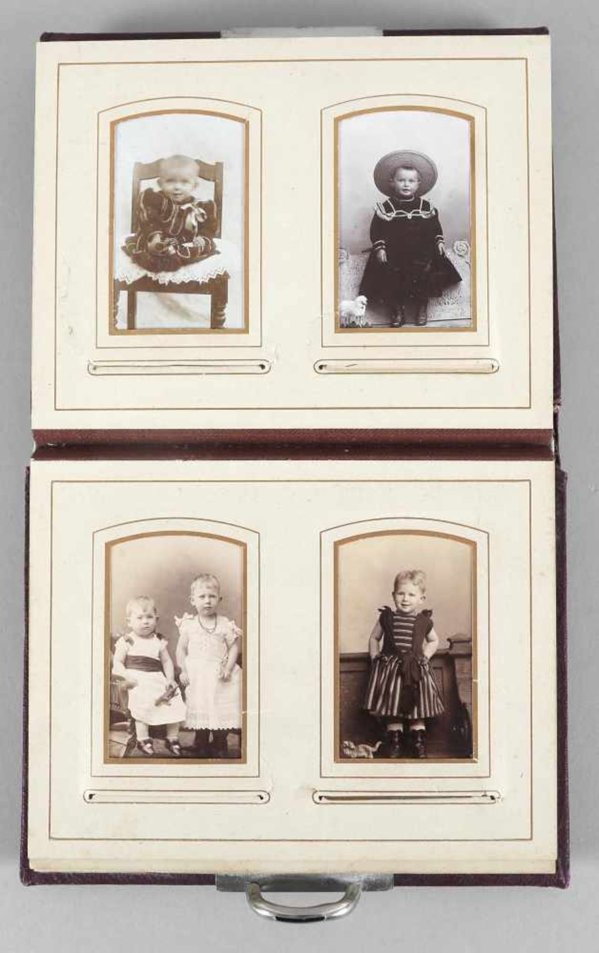 Jugendstil-Fotoalbum mit KinderfotosLedereinband mit geprägtem Ranken-Dekor und unvollständiger - Image 2 of 2