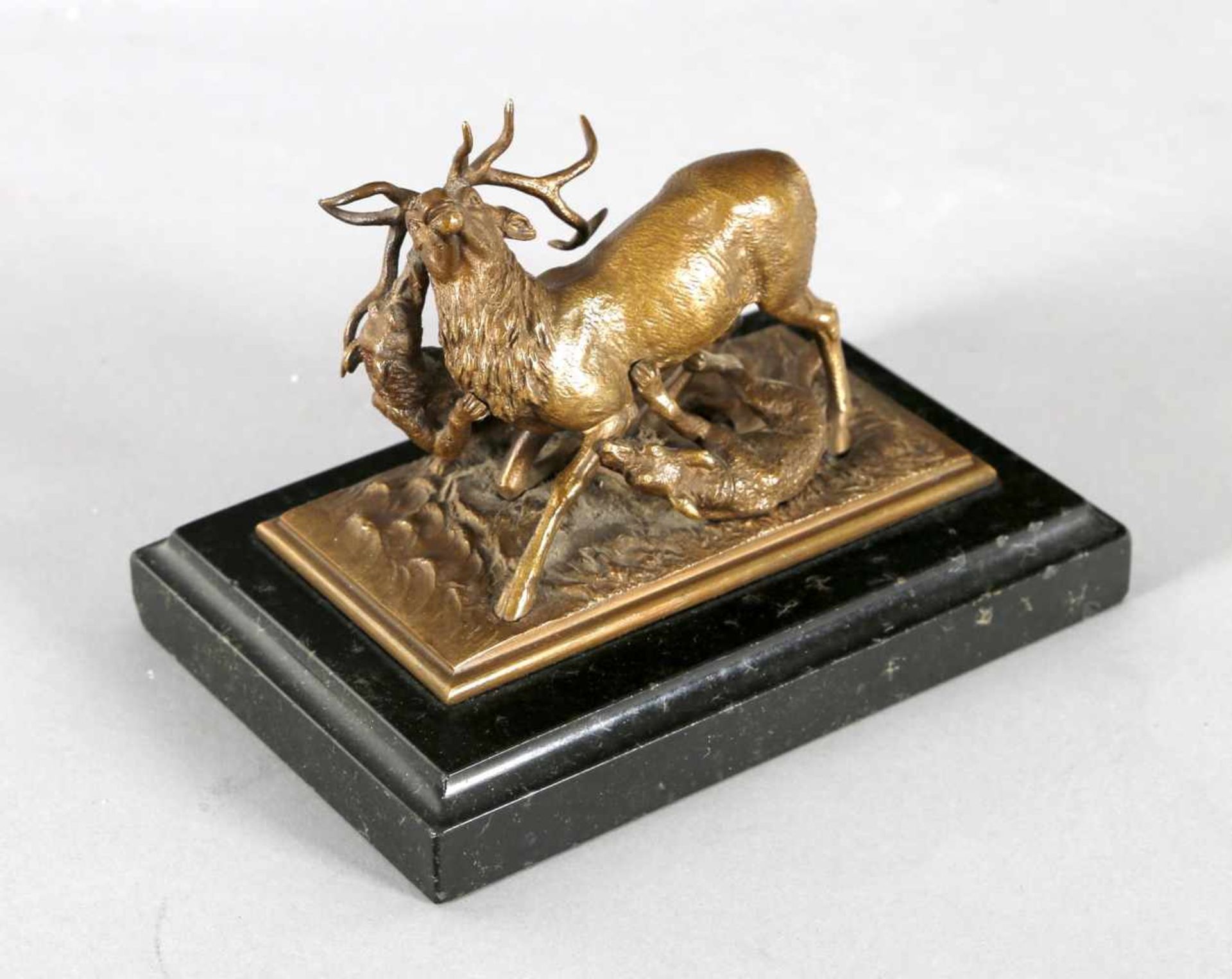 Otto Rasmussen (* Berlin 1845)Bronzegruppe mit zwei Jagdhunden, die einen Hirsch erlegen, goldbraune