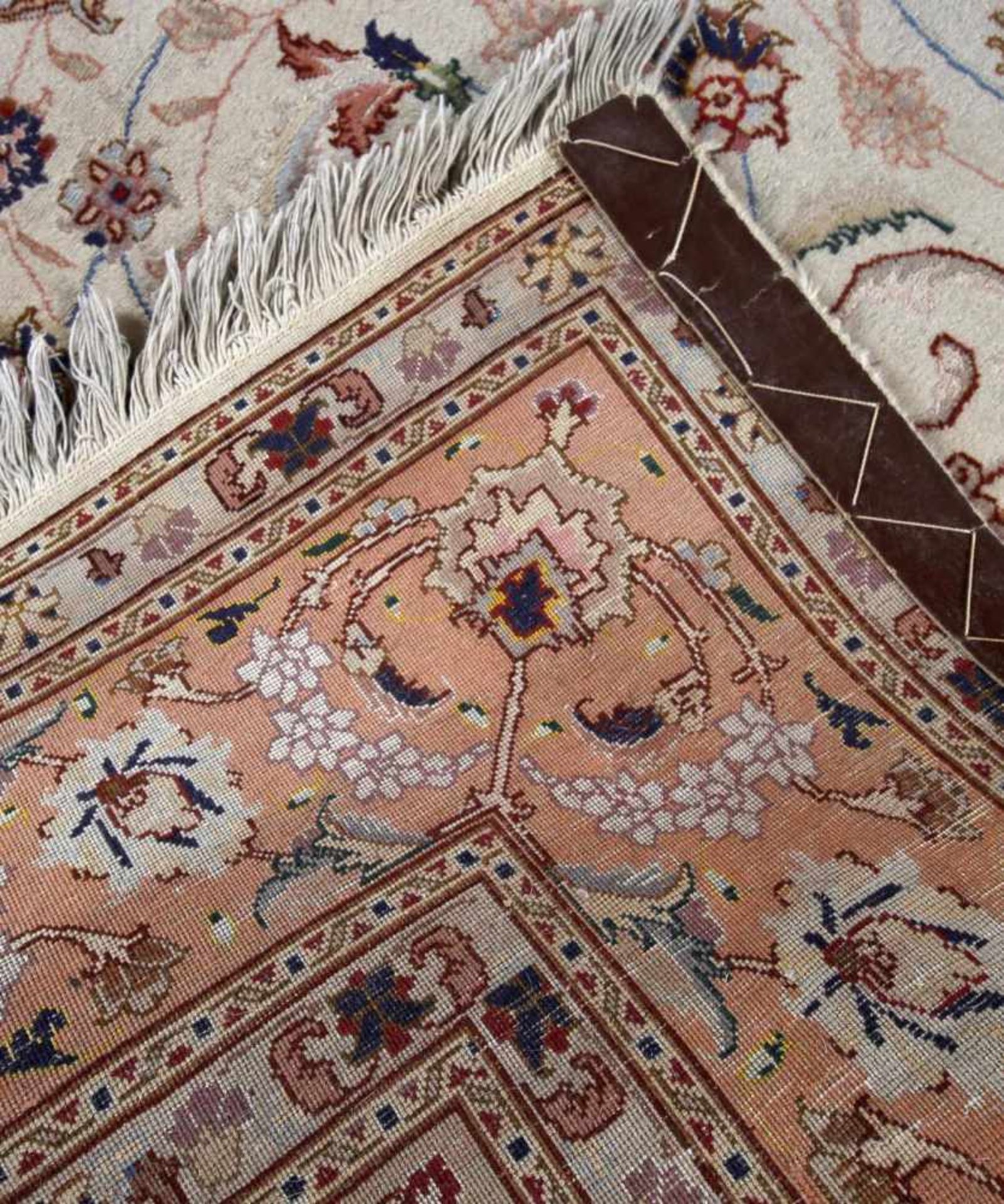 Täbris, Persien, 2. H. 20. Jh.Wolle mit Seide, feine Knüpfung/türkischer Knoten, pastellfarbener - Bild 2 aus 2