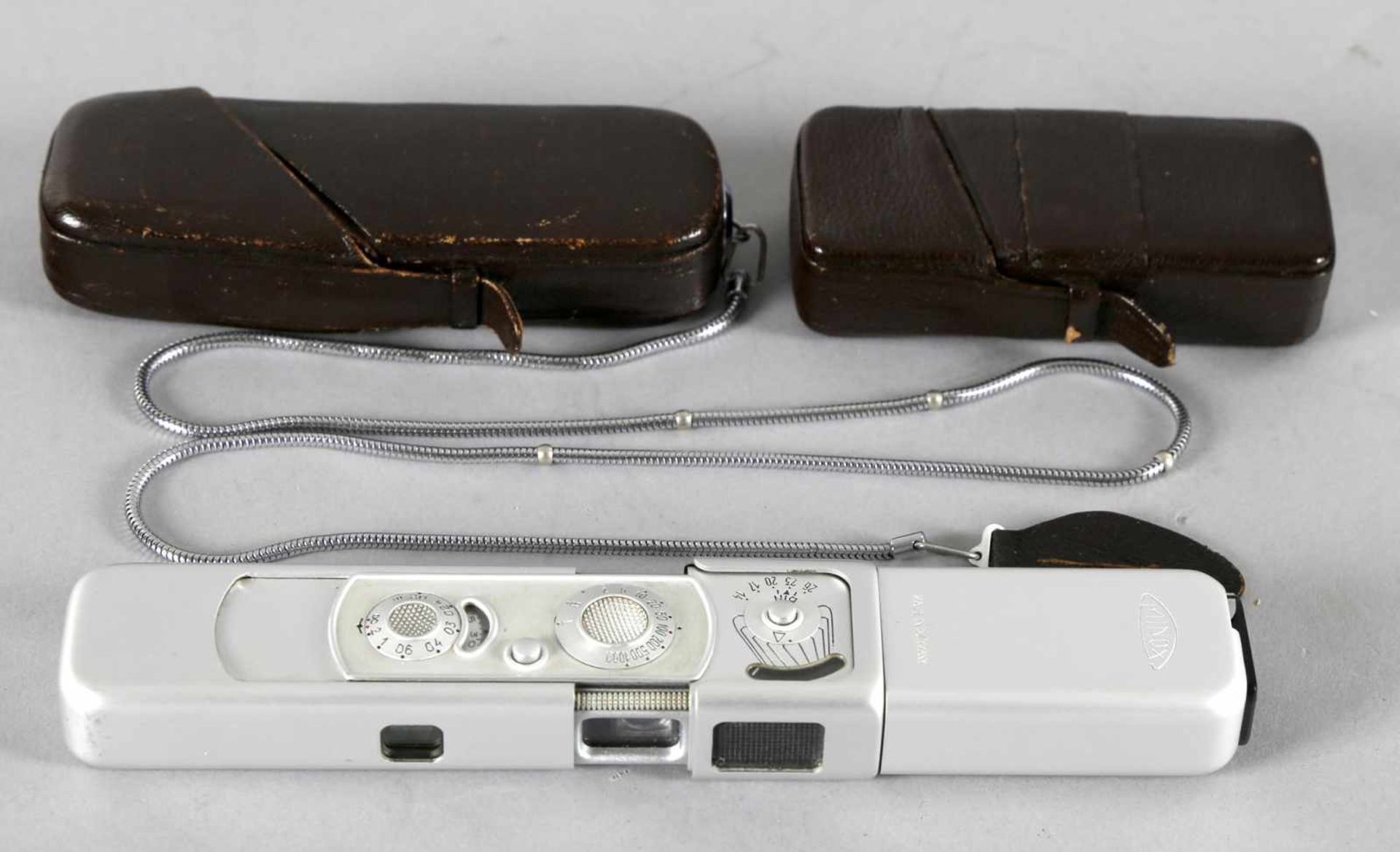 Kleinbildkamera Minox Complan 1 : 3,5, f = 15 mm mit Aufsteckblitz, 2. H. 20. Jh.beide im braunen