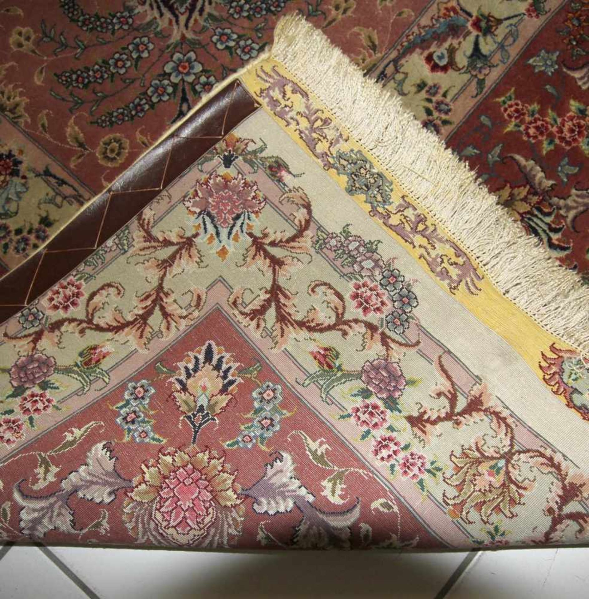 Schöner Täbristeppich, Persien, 2. Hälfte 20. Jh.Wolle mit Seide in sehr feiner Knüpfung, ovales - Bild 3 aus 3