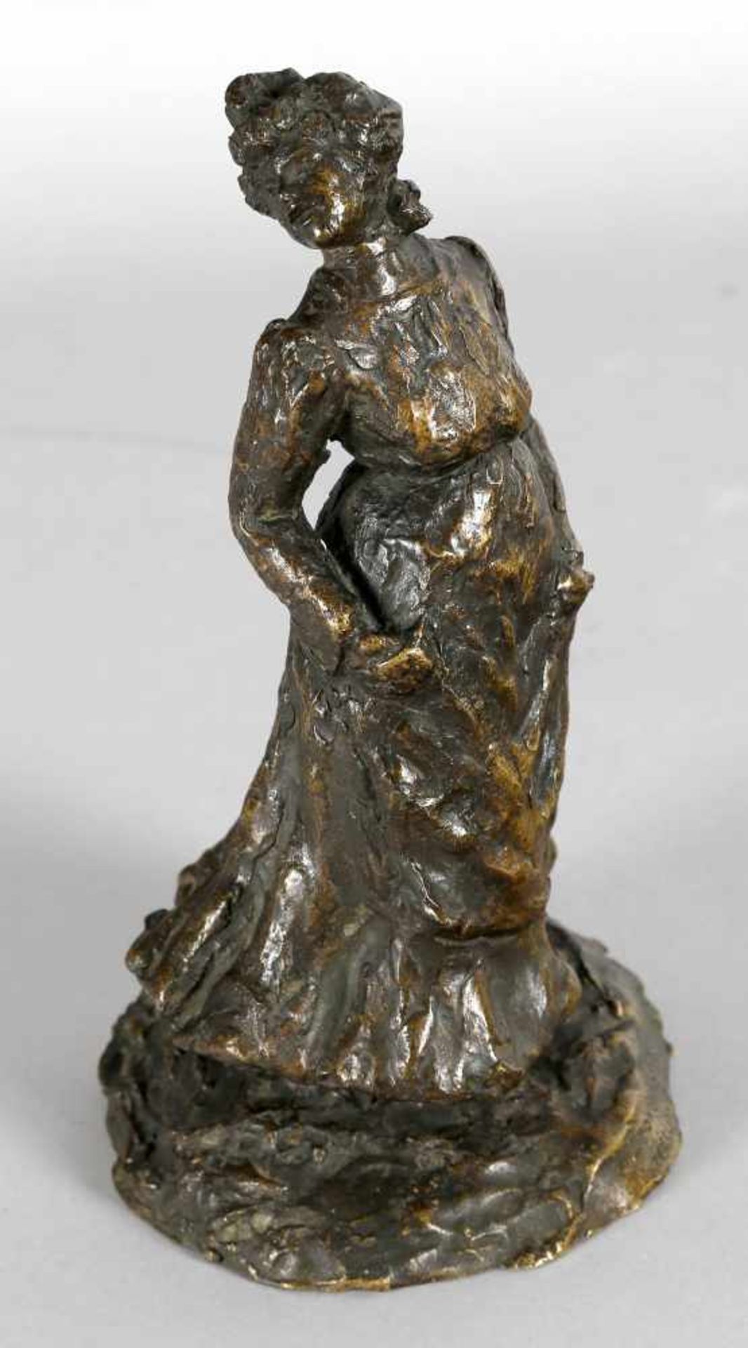 Albert Marque (* Nanterre 1872)Elegante Dame in langem Kleid, Bronze, H: 26 cm, vorne rechts auf