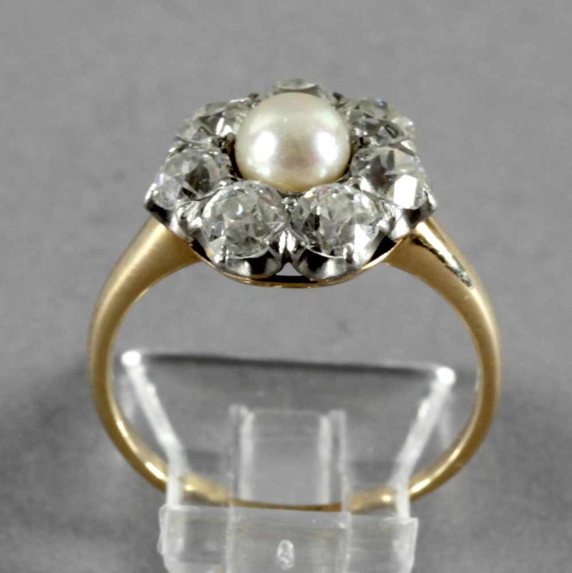 Damenring mit Brillanten und Zuchtperle, 750er GG, um 1940schmale Ringschiene mit blütenförmigem