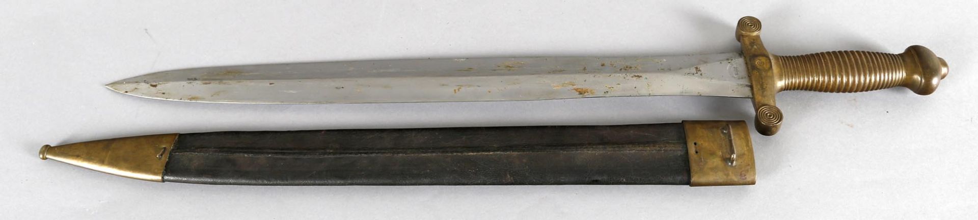 Faschinen-Messer, Frankreich, 1832zweischneidige Klinge aus Eisen mit Mittelgrat, spitz zulaufend, - Bild 2 aus 2