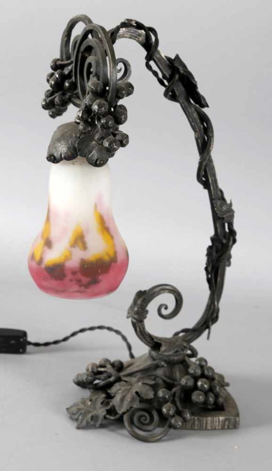 Tischlampe mit Glasglocke von Muller Frères Lunéville, Anfang 20. Jh.schönes schmiedeeisernes