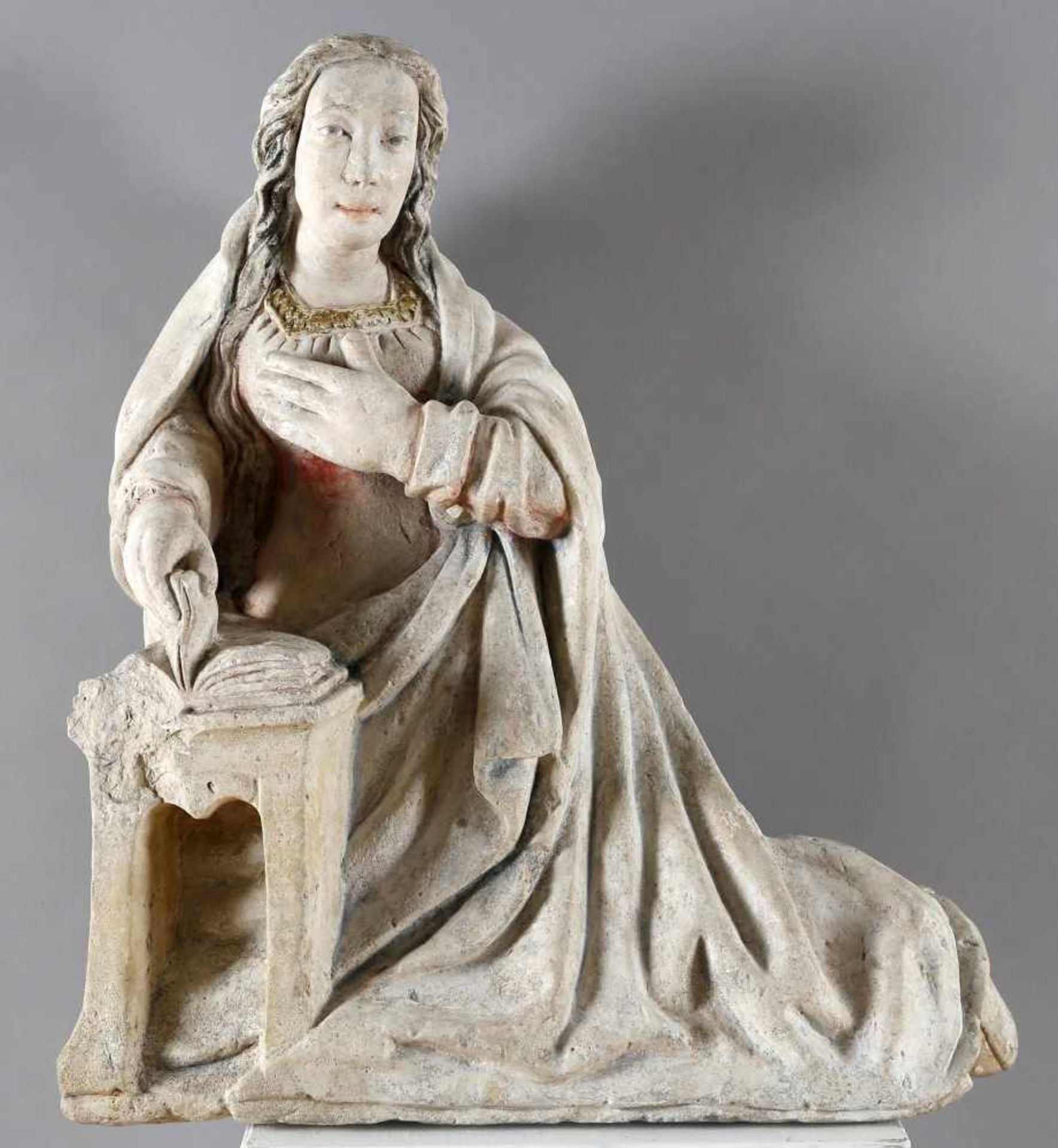 Mariä Verkündigung, Burgund, um 1480, heller Kalkstein, H: 64 cm, bestoßen,Maria sitzt an einem