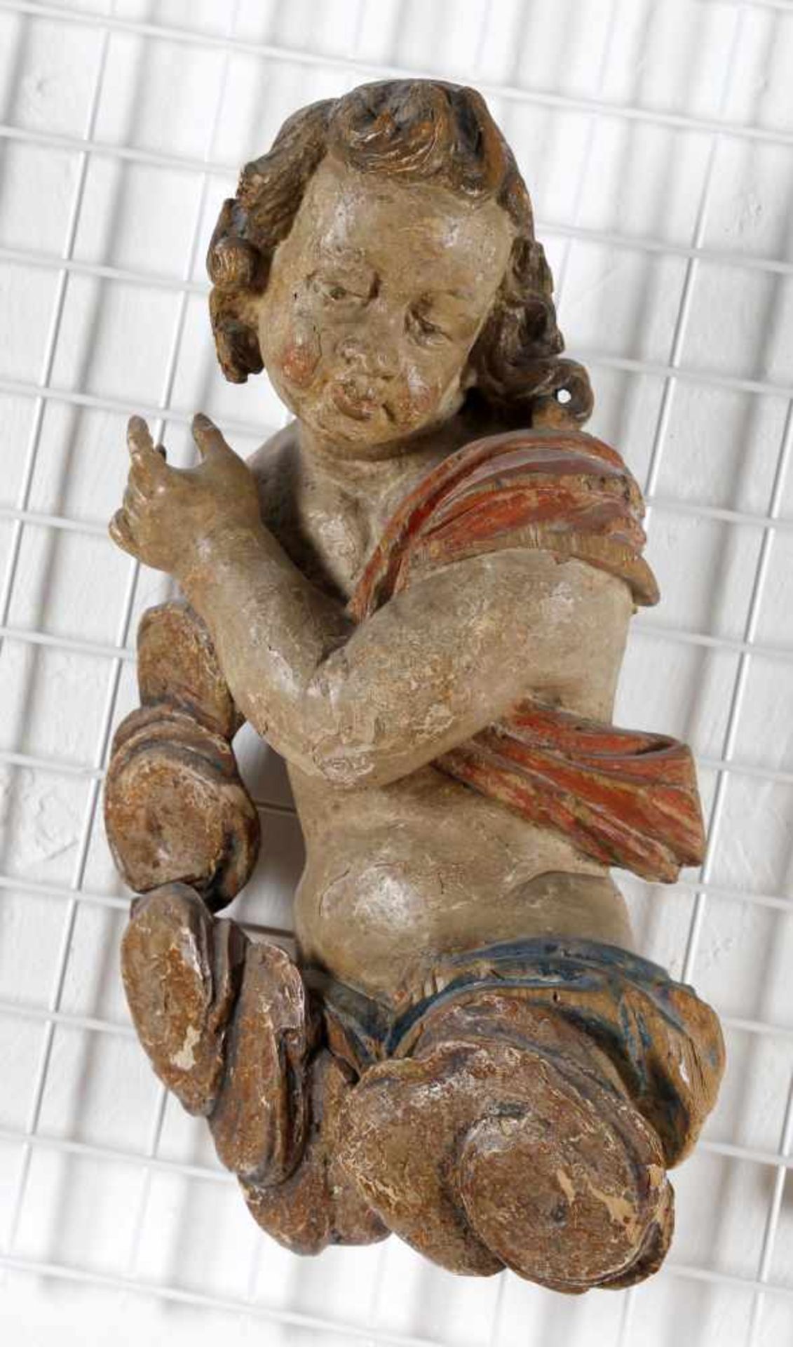 Putto auf Wolkenbank sitzend, wohl Italien, 18. Jh.Doppelholz geschnitzt und gefasst, schönes