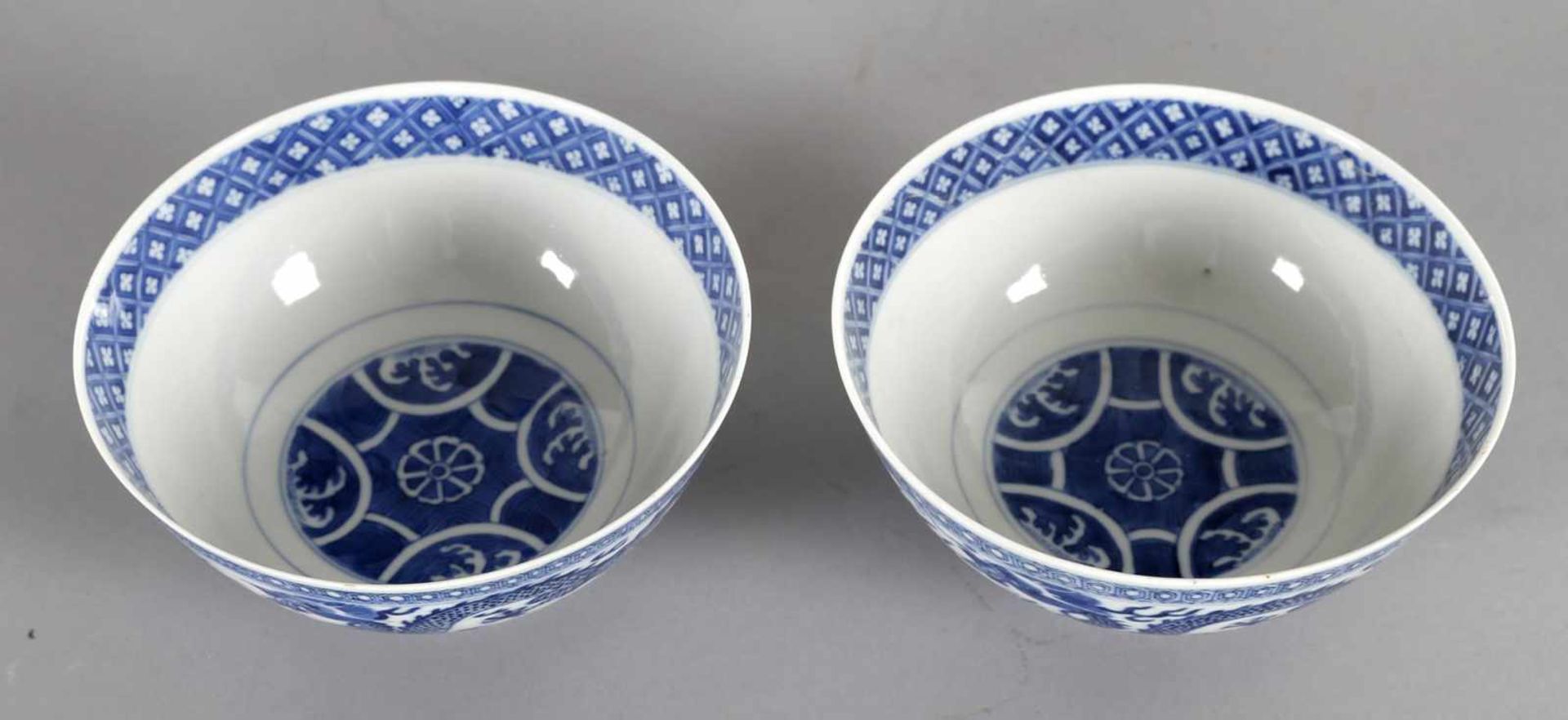 Paar Schalen aus Porzellan mit unterglasurblauem Dekor, China, 19. Jh.umlaufender Drachendekor, - Bild 2 aus 3