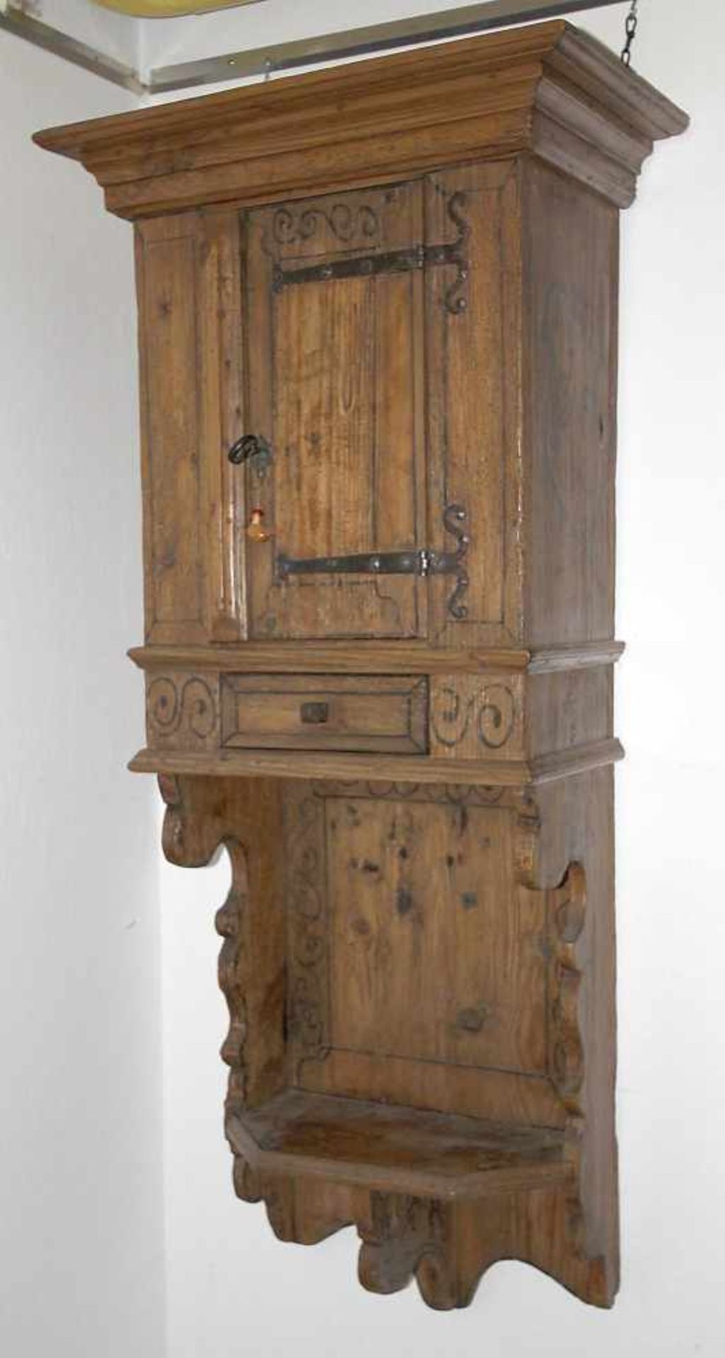 Großer Wandschrank, Franken, Ende 17. Jh., dat. 1692Nadelholz, mit nachgezogenen Konturen der