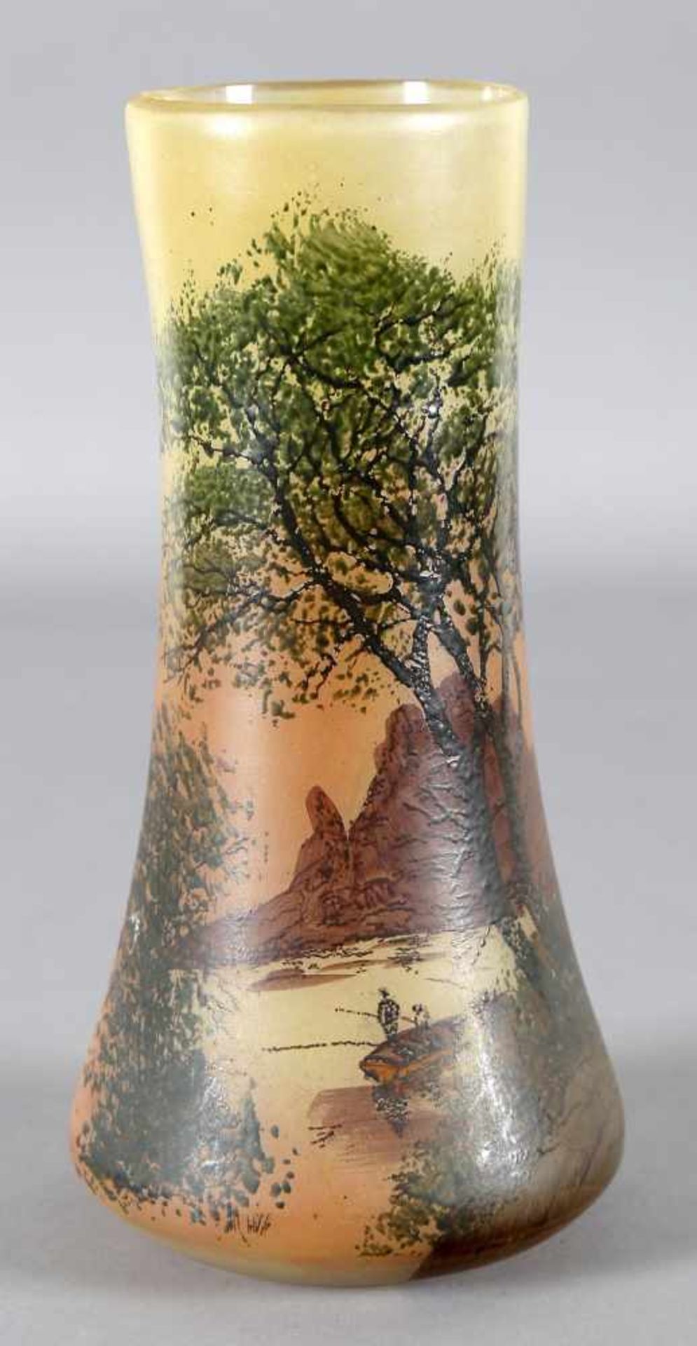 Jugendstilvase, Frankreich um 1910-20runde spindelförmige Vase, auf orange-gelbem Grund gemalte