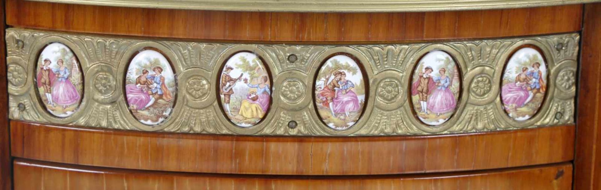Vornehmer ovaler Ziertisch (Kommödchen), im Stil der franz. Meister um 1770-80, Frankreich 20. Jh. - Bild 2 aus 2