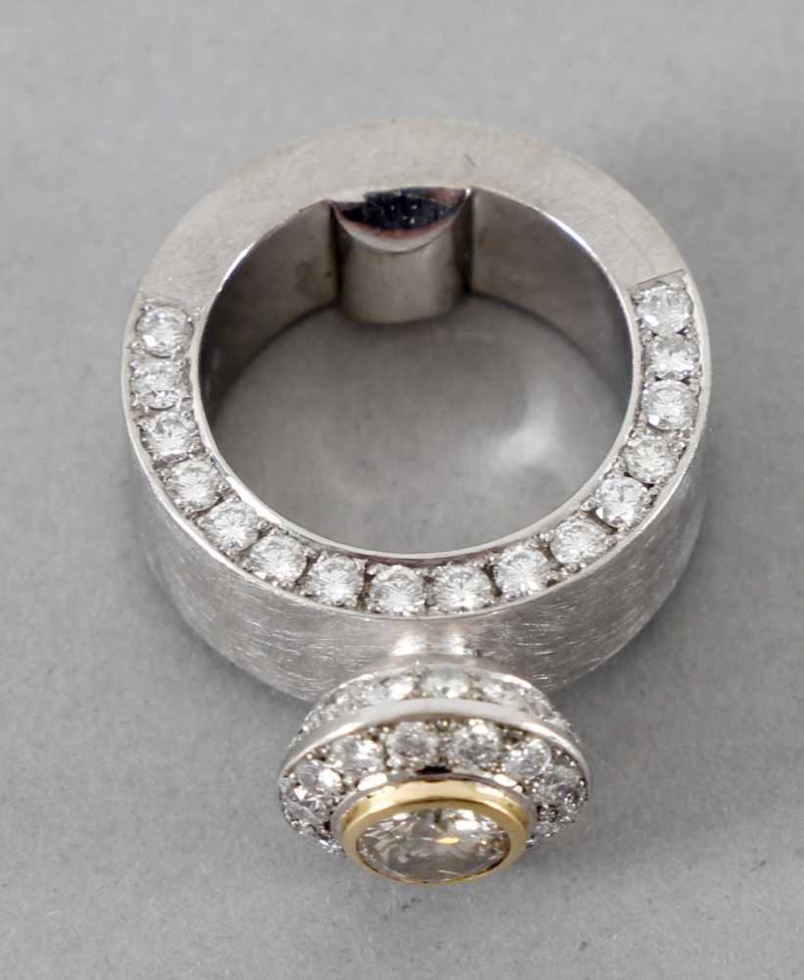 Ring mit Solitärbrillant von 1,15 ct, Pi 2, 750er WGbreite, dicke Ringschiene mit mattierter