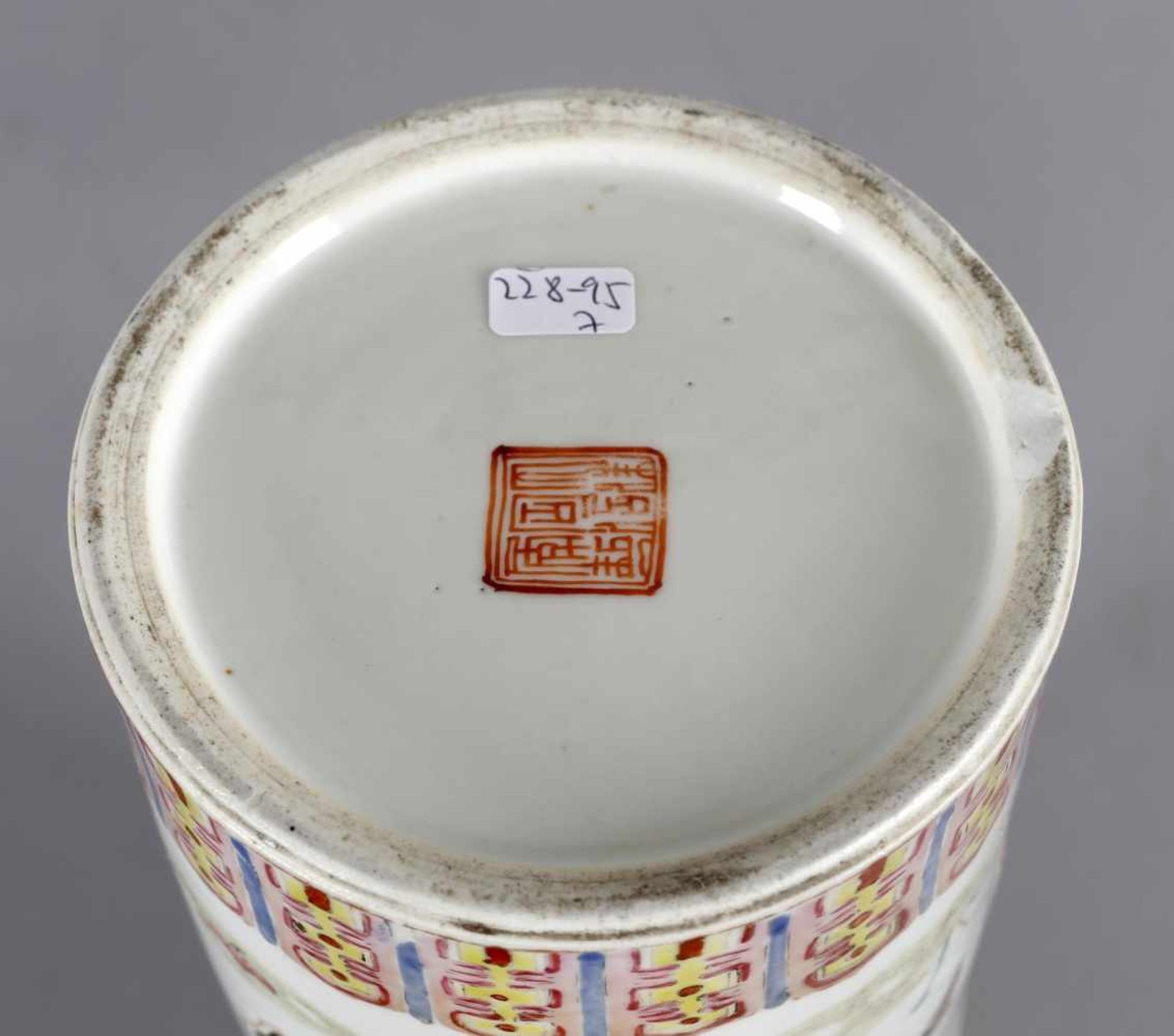 Hutständer aus Porzellan, China, 19. Jh.zylindrische Form mit ovalen Öffnungen in der Wandung, - Image 2 of 2