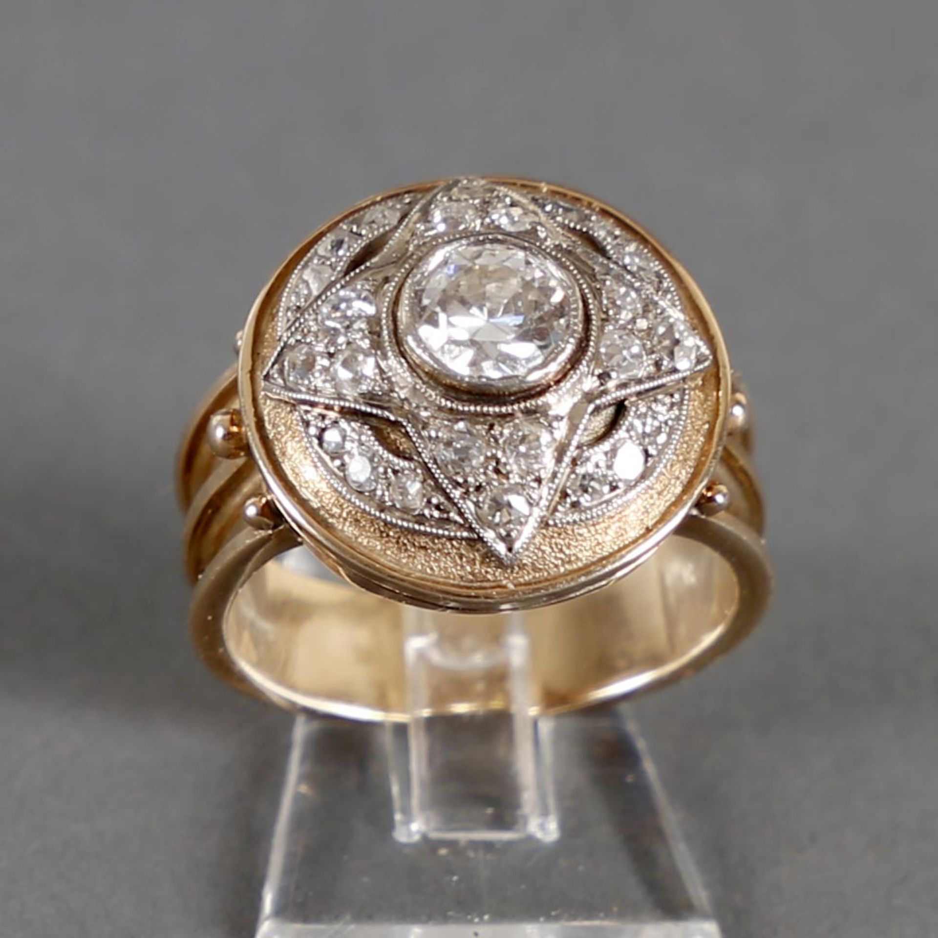 Ring, um 1920-30, GG gestempelt 585, 1 Brillant (Hauptstein)SI, (kleine Einschlüsse), weiß, ca. 0,70