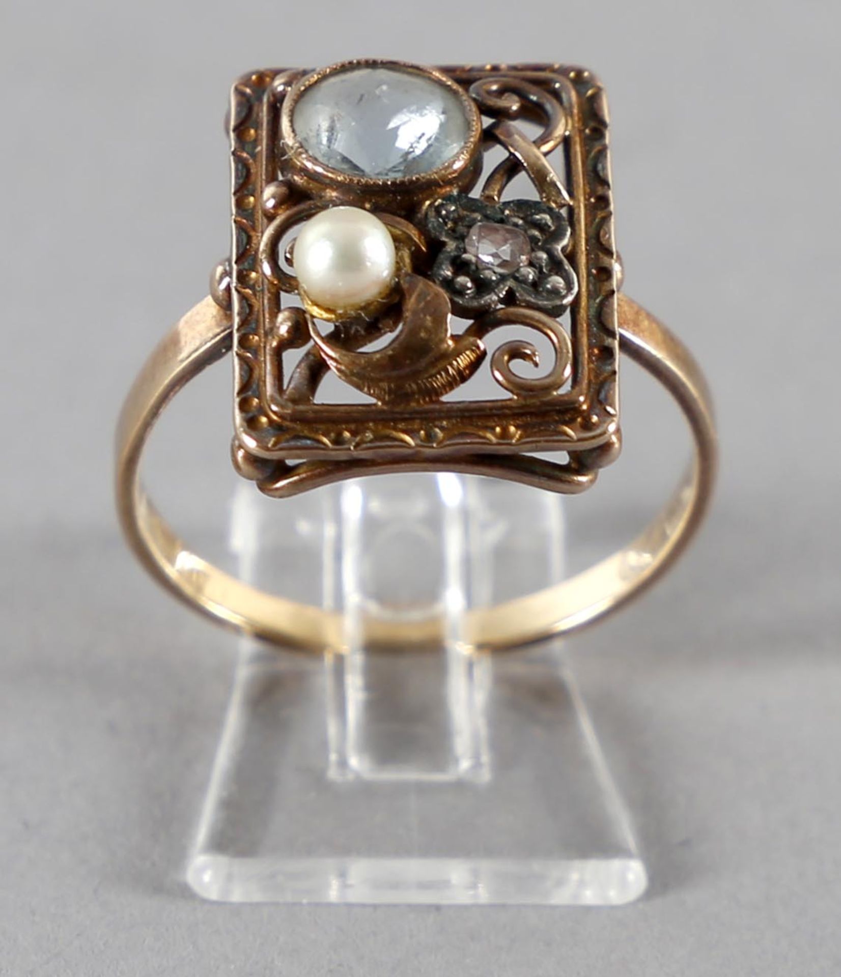 Ring mit Aquamarin, Diamant und Perle, Frankreich, wohl 750er GG, 1920er Jahreschmaler glatter Reif,