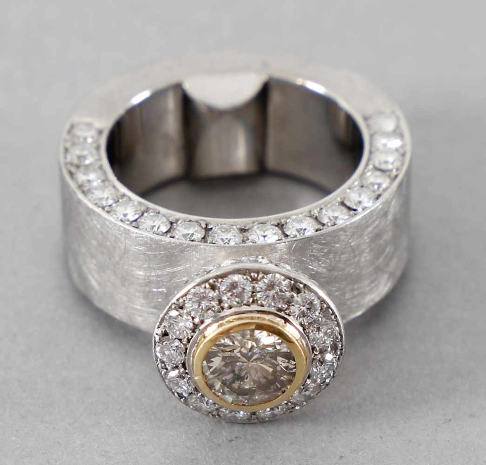 Ring mit Solitärbrillant von 1,15 ct, Pi 2, 750er WGbreite, dicke Ringschiene mit mattierter - Bild 2 aus 2