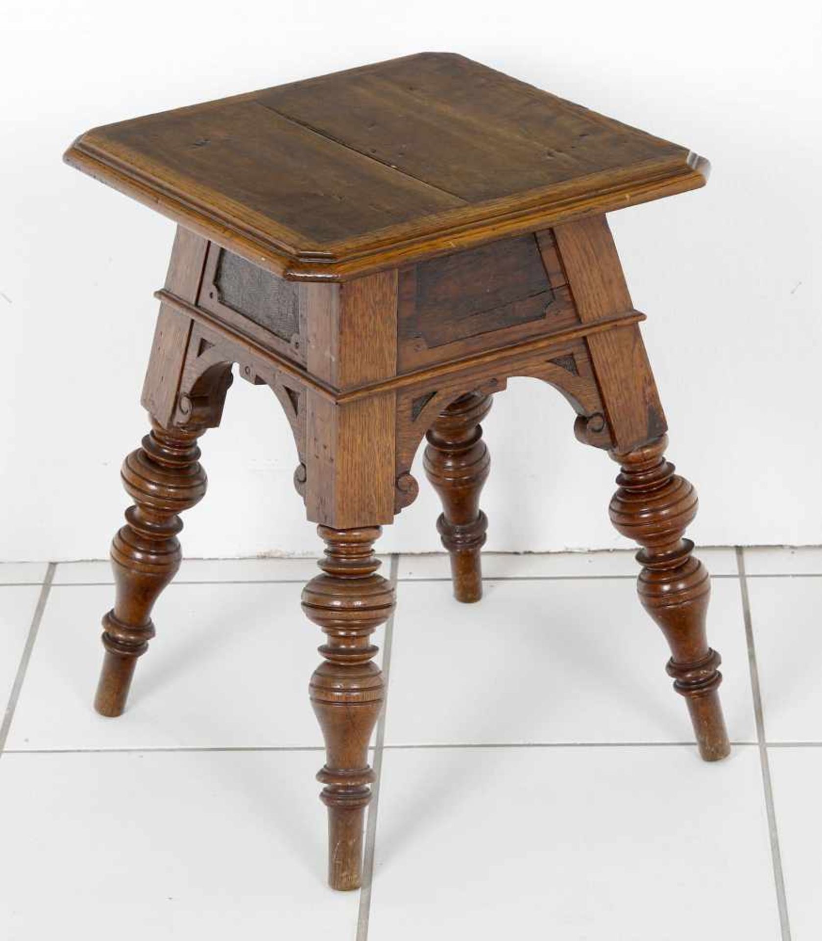 Hocker, deutsch, um 1880-1900wilhelminisch, Eichenholz massiv, verziertes Untergestell, 37,5 x 37,