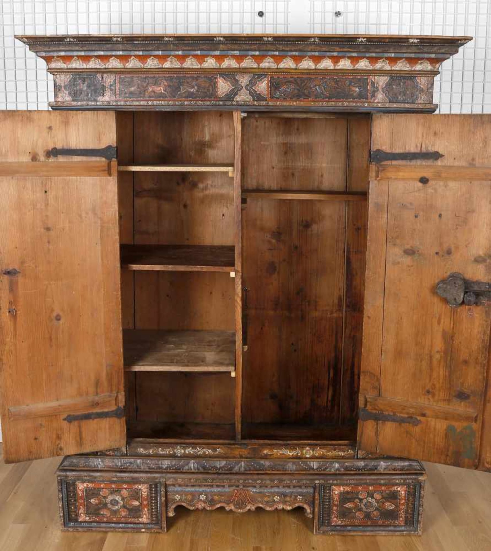 Alpbachtaler Schrank, 18. Jh., dat. 1761originale Bemalung, zweitüriger Kasten aus Nadelholz, lose - Bild 8 aus 10