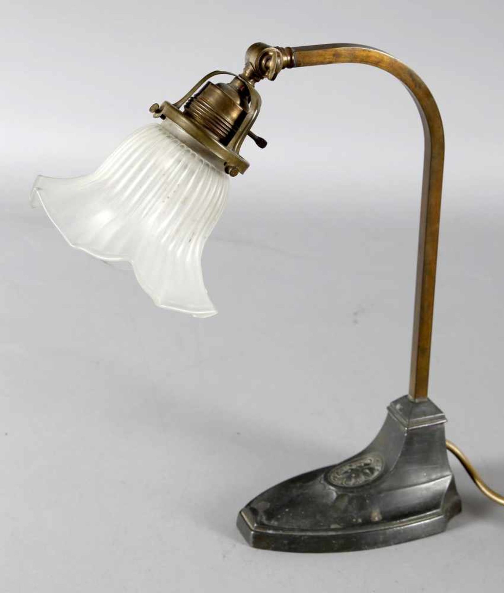 Jugendstil-Tischlampe, wohl Frankreich, um 1910-20Messing und Zinkguss, H: 35 cm, - ohne Limit -