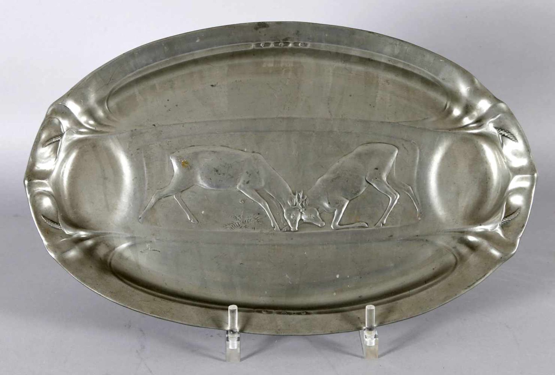 Ovale Schale, Kayserzinn, um 1900-10Paar Rehböcke, Nr. 4546, gemarkt, L: 47 cm, schöne