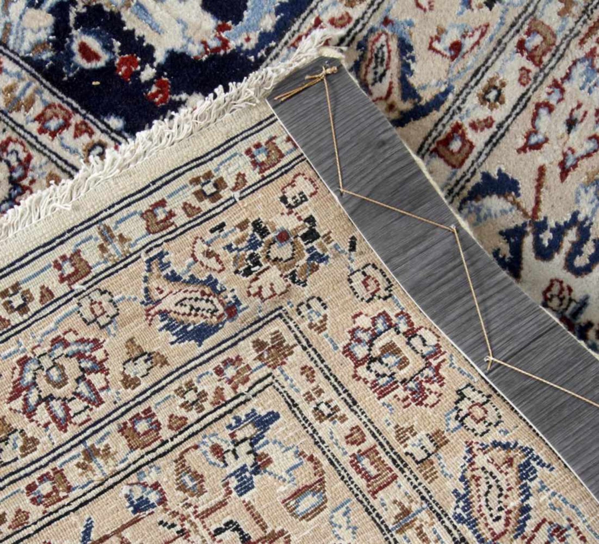 Nain, Persien, 1980er Jahre Korkwolle mit Seideschöner dezenter Teppich mit einem tiefblauen - Bild 2 aus 2